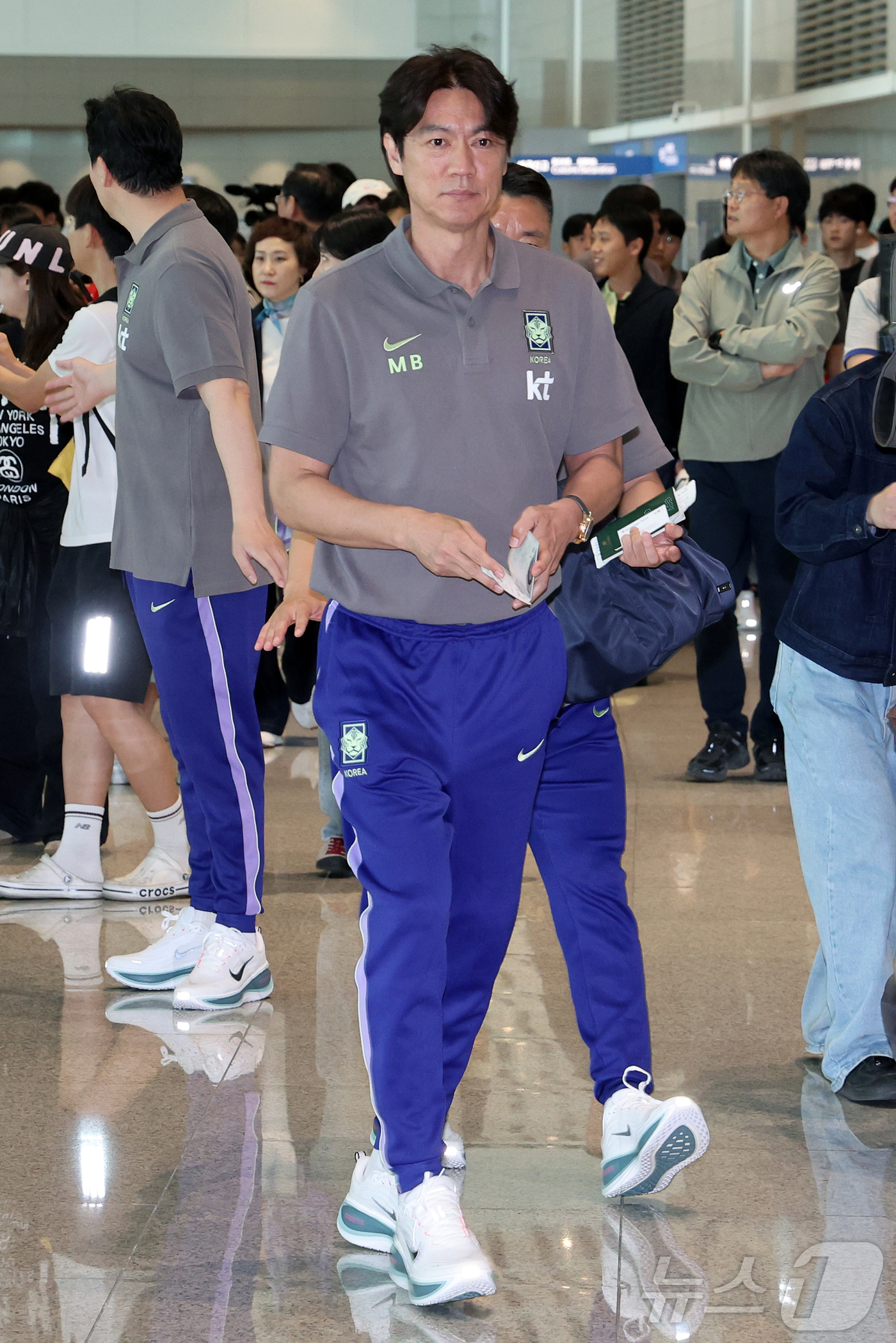 (인천공항=뉴스1) 김진환 기자 = 2026 FIFA 북중미 월드컵에 나서는 대한민국 축구 국가대표팀의 홍명보 감독이 18일 오후 인천국제공항 제2터미널에서 사전 캠프가 차려지는 …