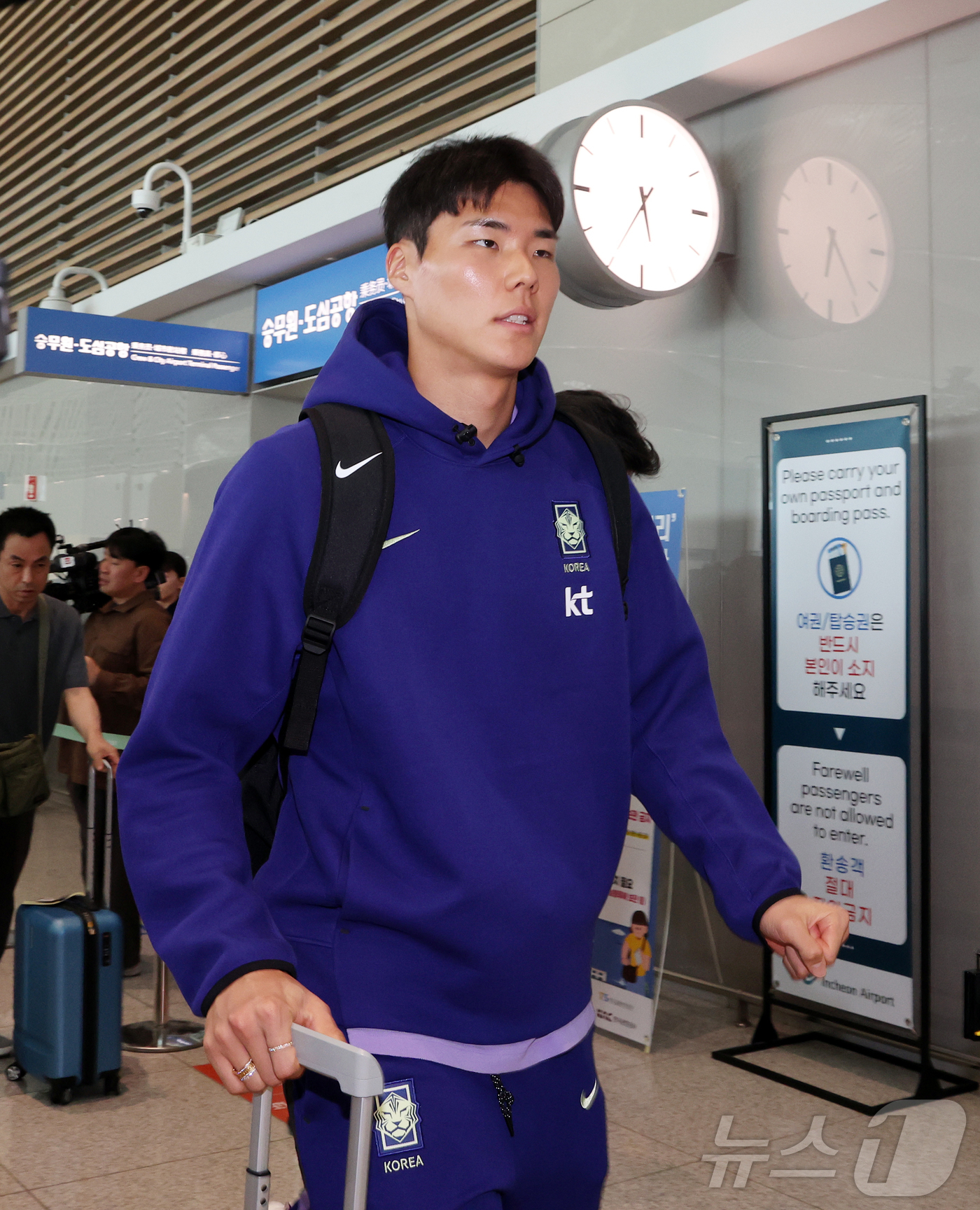 (인천공항=뉴스1) 김진환 기자 = 2026 FIFA 북중미 월드컵에 나서는 대한민국 축구 국가대표팀의 송범근이 18일 오후 인천국제공항 제2터미널에서 사전 캠프가 차려지는 미국 …