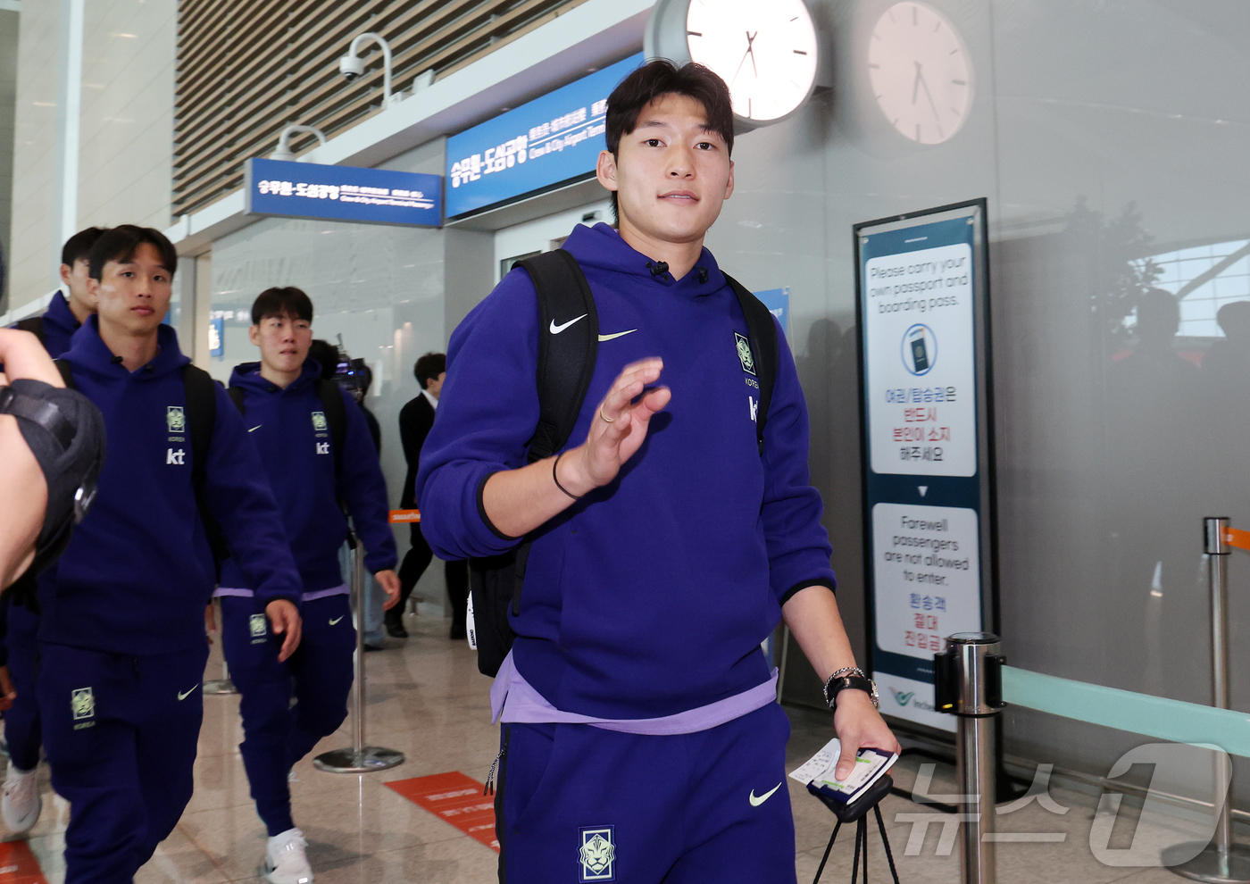 (인천공항=뉴스1) 김진환 기자 = 2026 FIFA 북중미 월드컵에 나서는 대한민국 축구 국가대표팀의 배준호가 18일 오후 인천국제공항 제2터미널에서 사전 캠프가 차려지는 미국 …