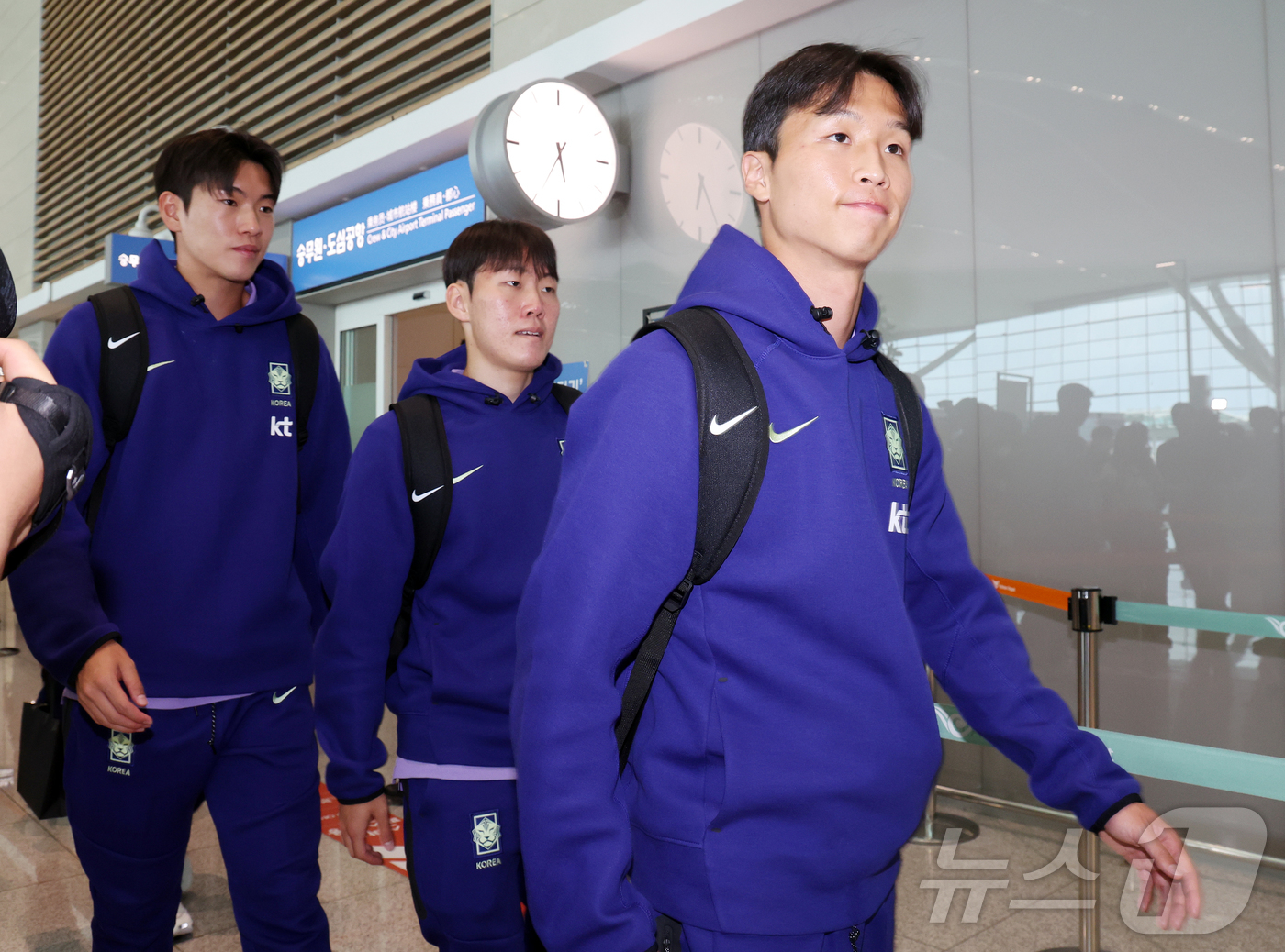 (인천공항=뉴스1) 김진환 기자 = 2026 FIFA 북중미 월드컵에 나서는 대한민국 축구 국가대표팀의 엄지성을 비롯한 선수들이 18일 오후 인천국제공항 제2터미널에서 사전 캠프가 …