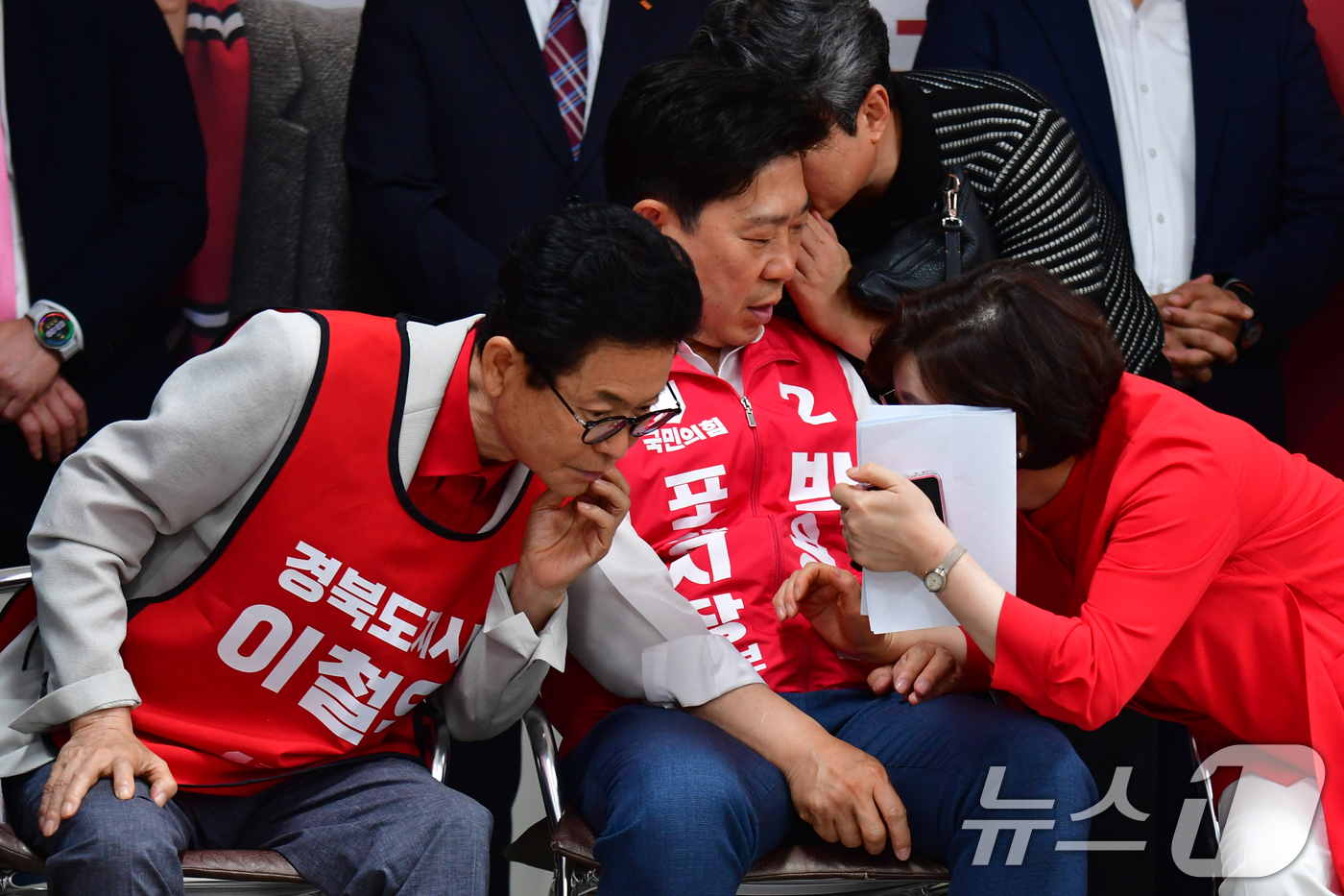 (포항=뉴스1) 최창호 기자 = 이철우 국민의힘 경북지사 후보가 18일 박용선 포항시장 후보 캠프에서 열린 '포항 대도약 공약 비전 발표'에 앞서 김정재 국민의힘 포항(북구)의원의 …