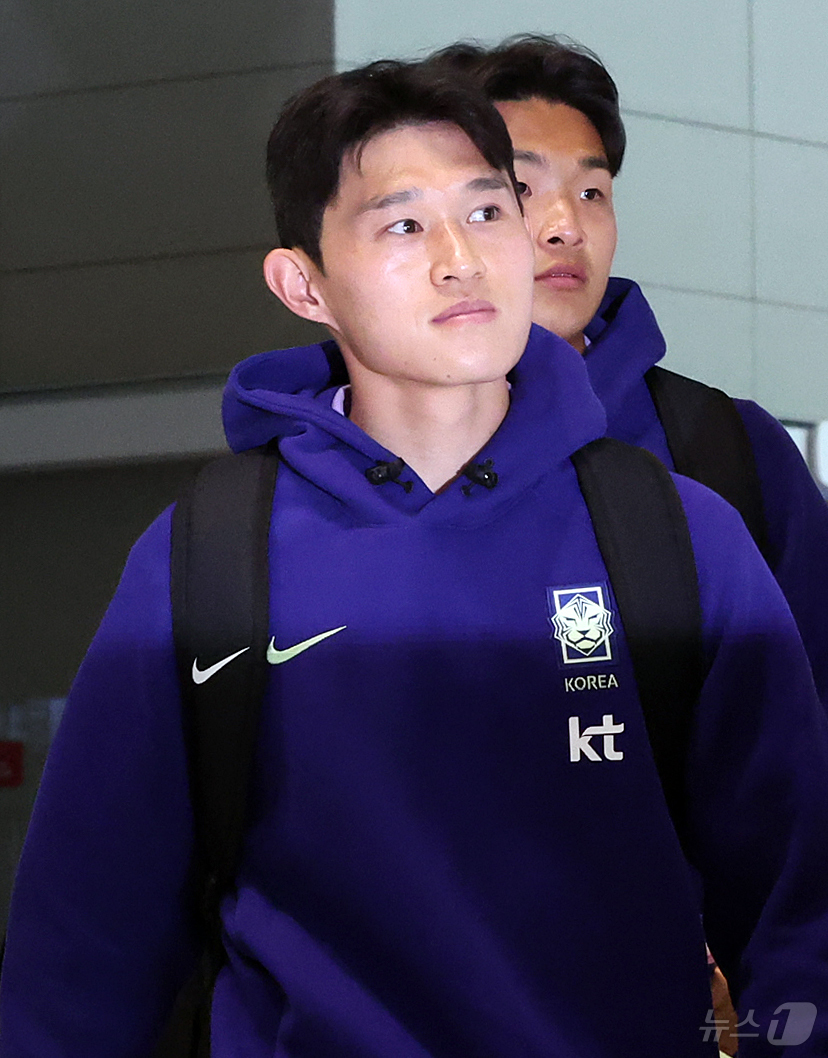 (인천공항=뉴스1) 김진환 기자 = 2026 FIFA 북중미 월드컵에 나서는 대한민국 축구 국가대표팀의 이동경이 18일 오후 인천국제공항 제2터미널에서 사전 캠프가 차려지는 미국 …