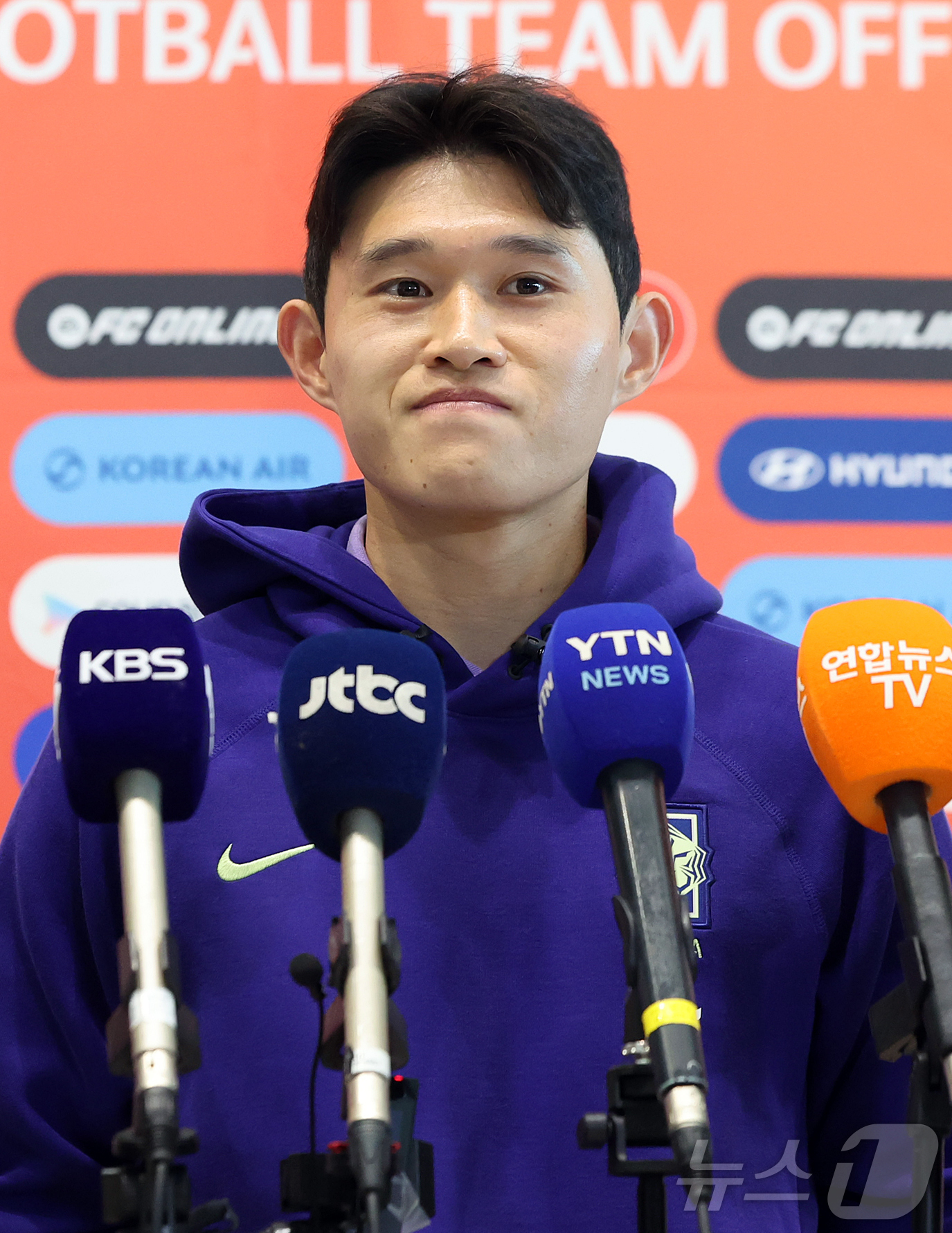 (인천공항=뉴스1) 김진환 기자 = 2026 FIFA 북중미 월드컵에 나서는 대한민국 축구 국가대표팀의 이동경이 18일 오후 인천국제공항 제2터미널에서 사전 캠프가 차려지는 미국 …