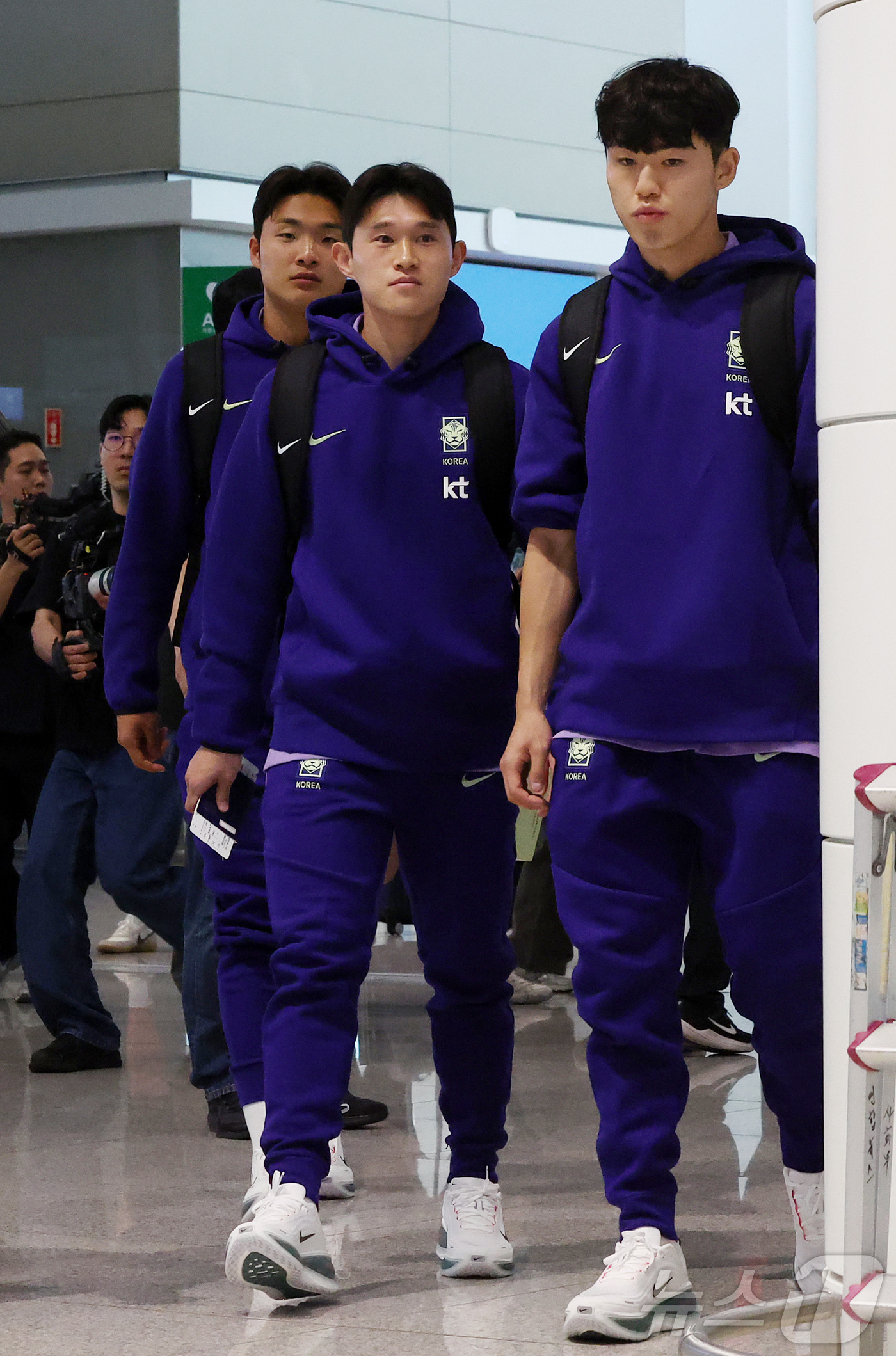 (인천공항=뉴스1) 김진환 기자 = 2026 FIFA 북중미 월드컵에 나서는 대한민국 축구 국가대표팀의 이동경과 이기혁이 18일 오후 인천국제공항 제2터미널에서 사전 캠프가 차려지 …