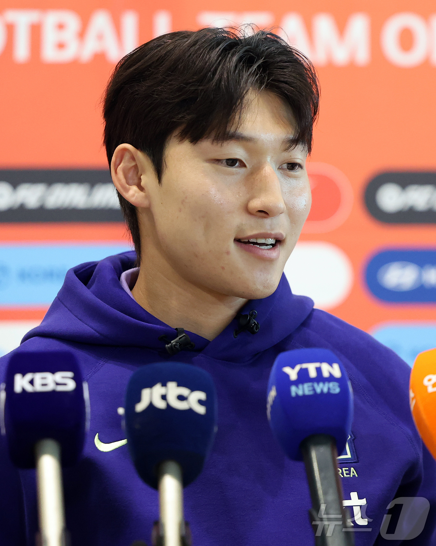 (인천공항=뉴스1) 김진환 기자 = 2026 FIFA 북중미 월드컵에 나서는 대한민국 축구 국가대표팀의 배준호가 18일 오후 인천국제공항 제2터미널에서 사전 캠프가 차려지는 미국 …