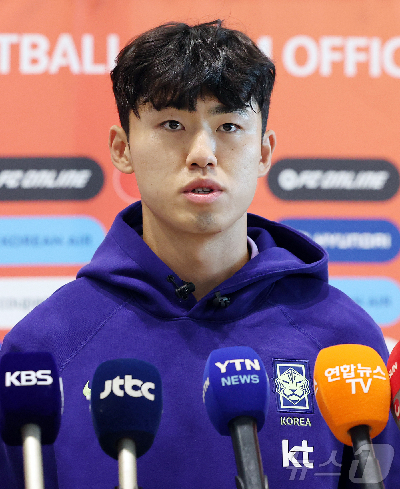 (인천공항=뉴스1) 김진환 기자 = 2026 FIFA 북중미 월드컵에 나서는 대한민국 축구 국가대표팀의 이기혁이 18일 오후 인천국제공항 제2터미널에서 사전 캠프가 차려지는 미국 …