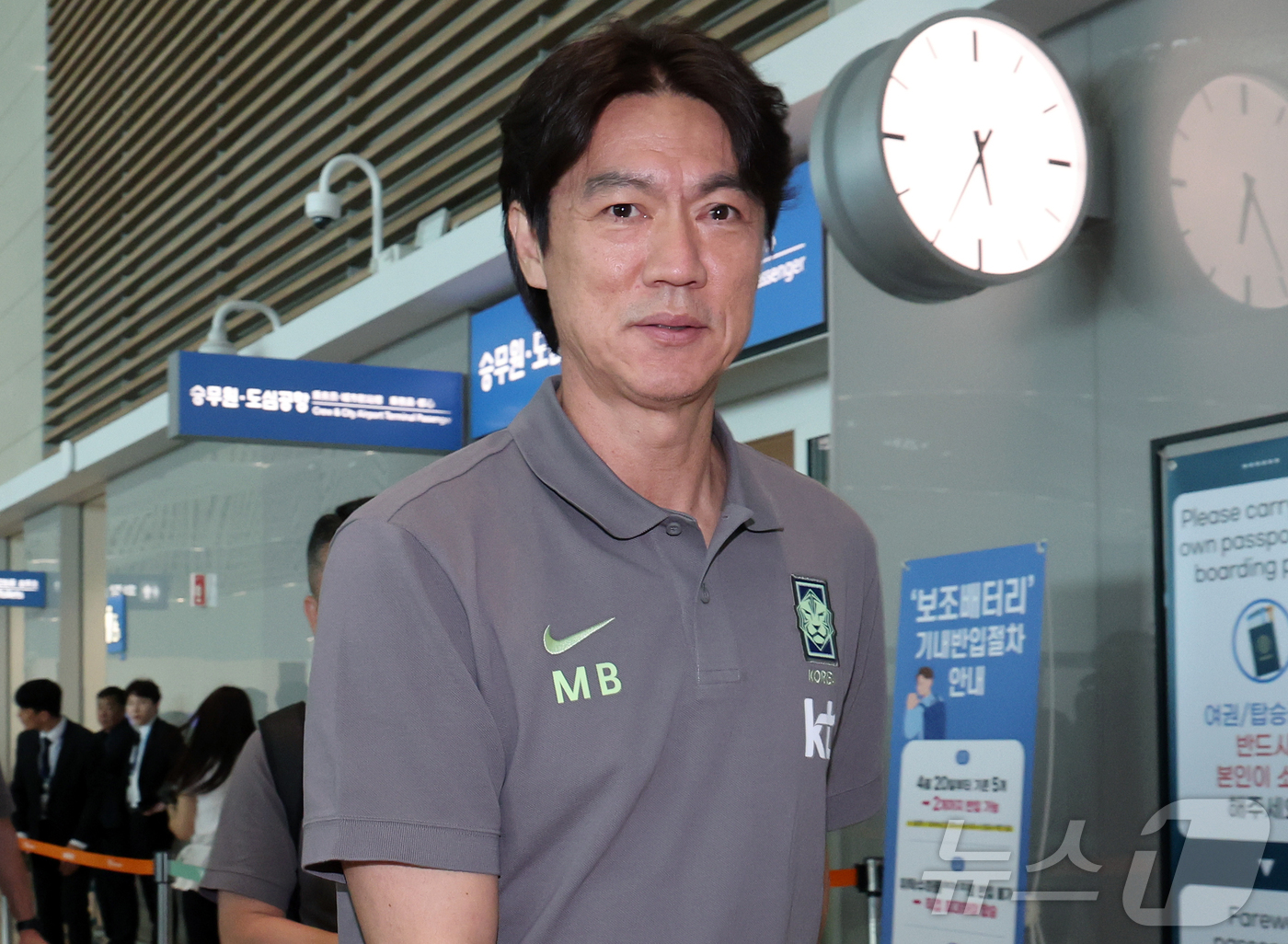 (인천공항=뉴스1) 김진환 기자 = 2026 FIFA 북중미 월드컵에 나서는 대한민국 축구 국가대표팀의 홍명보 감독이 18일 오후 인천국제공항 제2터미널에서 사전 캠프가 차려지는 …