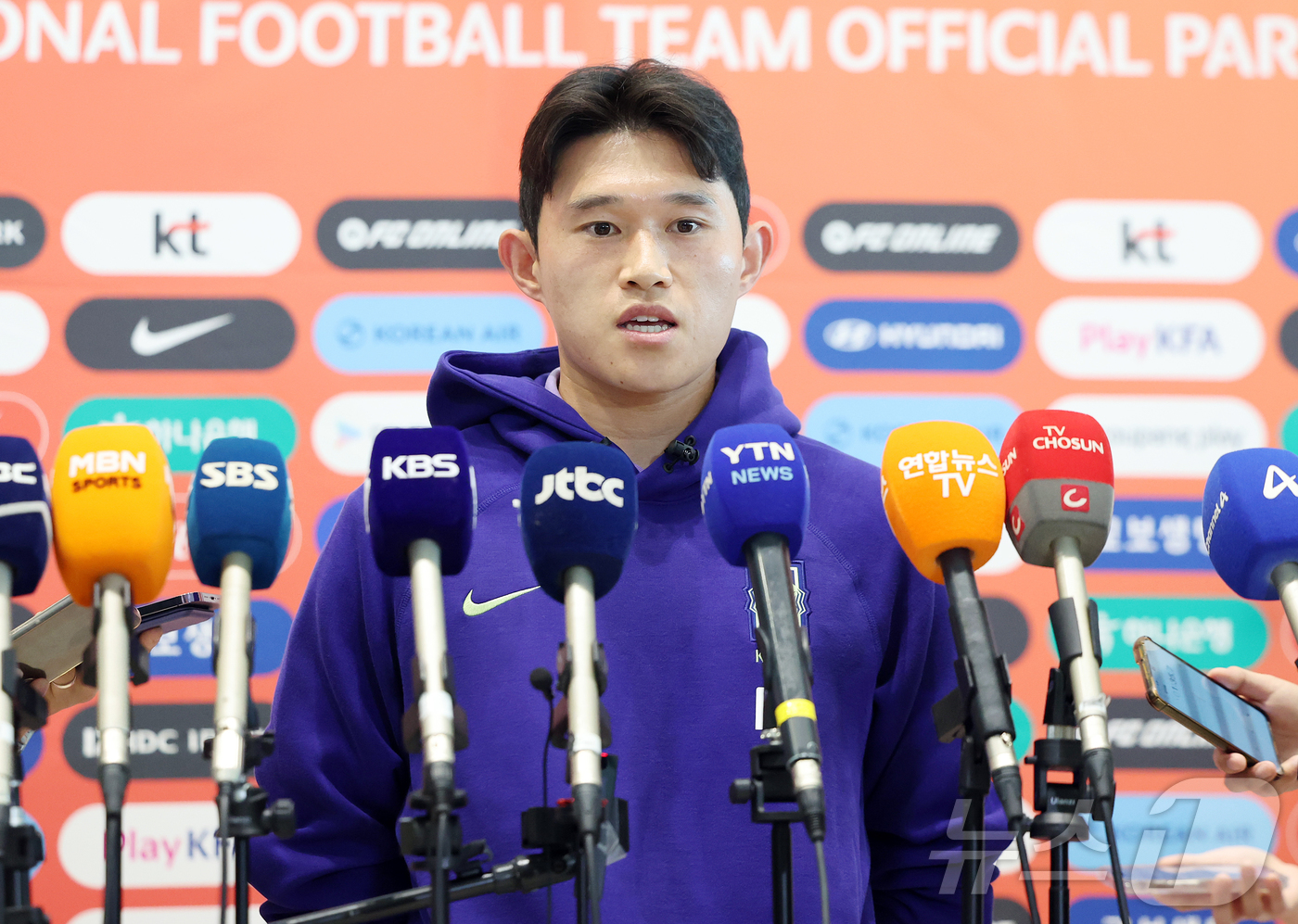 (인천공항=뉴스1) 김진환 기자 = 2026 FIFA 북중미 월드컵에 나서는 대한민국 축구 국가대표팀의 이동경이 18일 오후 인천국제공항 제2터미널에서 사전 캠프가 차려지는 미국 …
