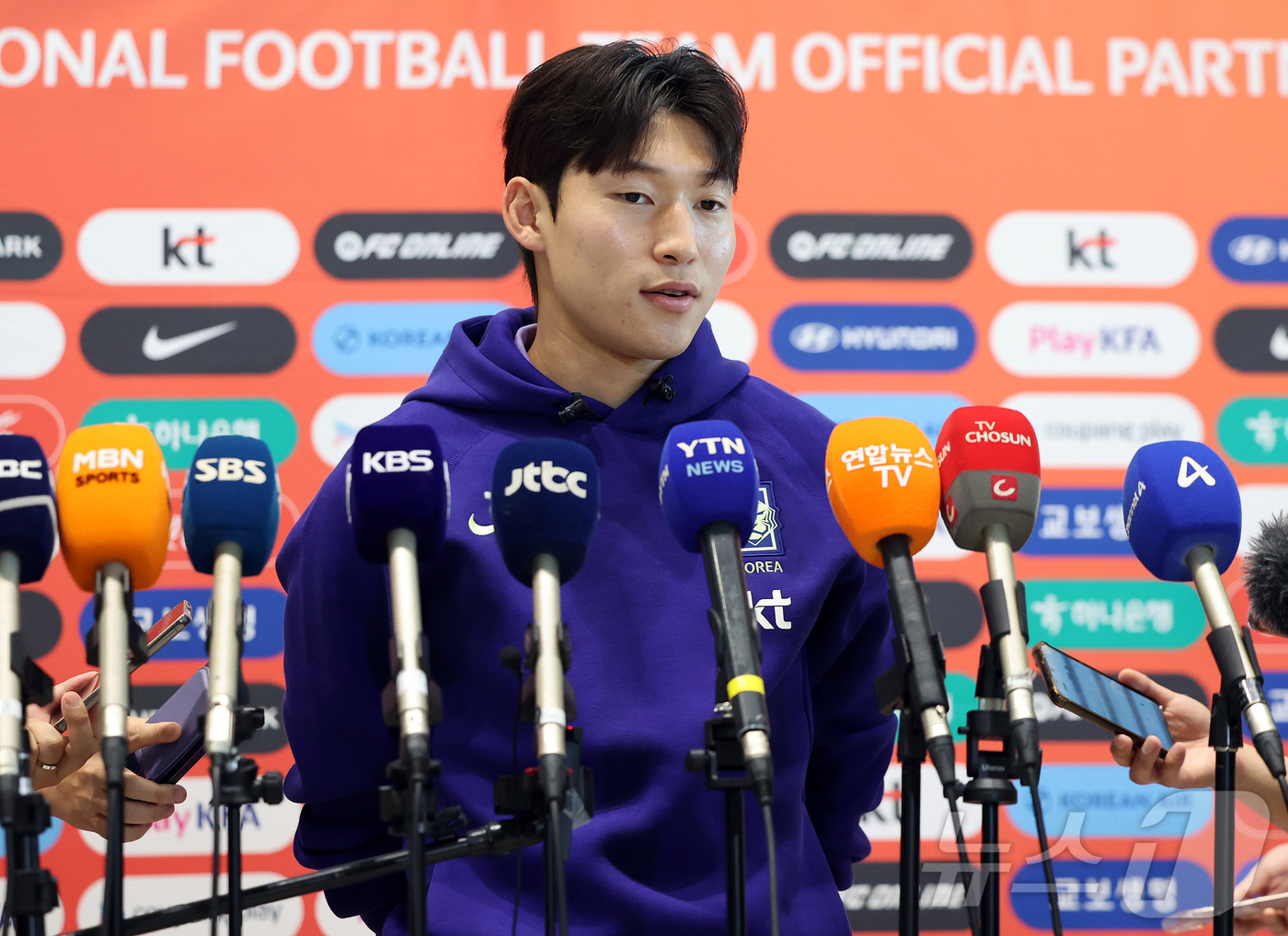 (인천공항=뉴스1) 김진환 기자 = 2026 FIFA 북중미 월드컵에 나서는 대한민국 축구 국가대표팀의 배준호가 18일 오후 인천국제공항 제2터미널에서 사전 캠프가 차려지는 미국 …