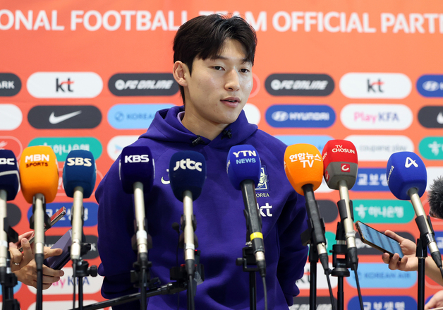 출국 전 취재진과 인터뷰하는 배준호