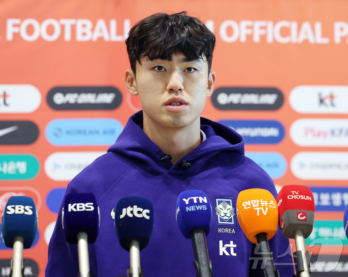 (인천공항=뉴스1) 김진환 기자 = 2026 FIFA 북중미 월드컵에 나서는 대한민국 축구 국가대표팀의 이기혁이 18일 오후 인천국제공항 제2터미널에서 사전 캠프가 차려지는 미국 …