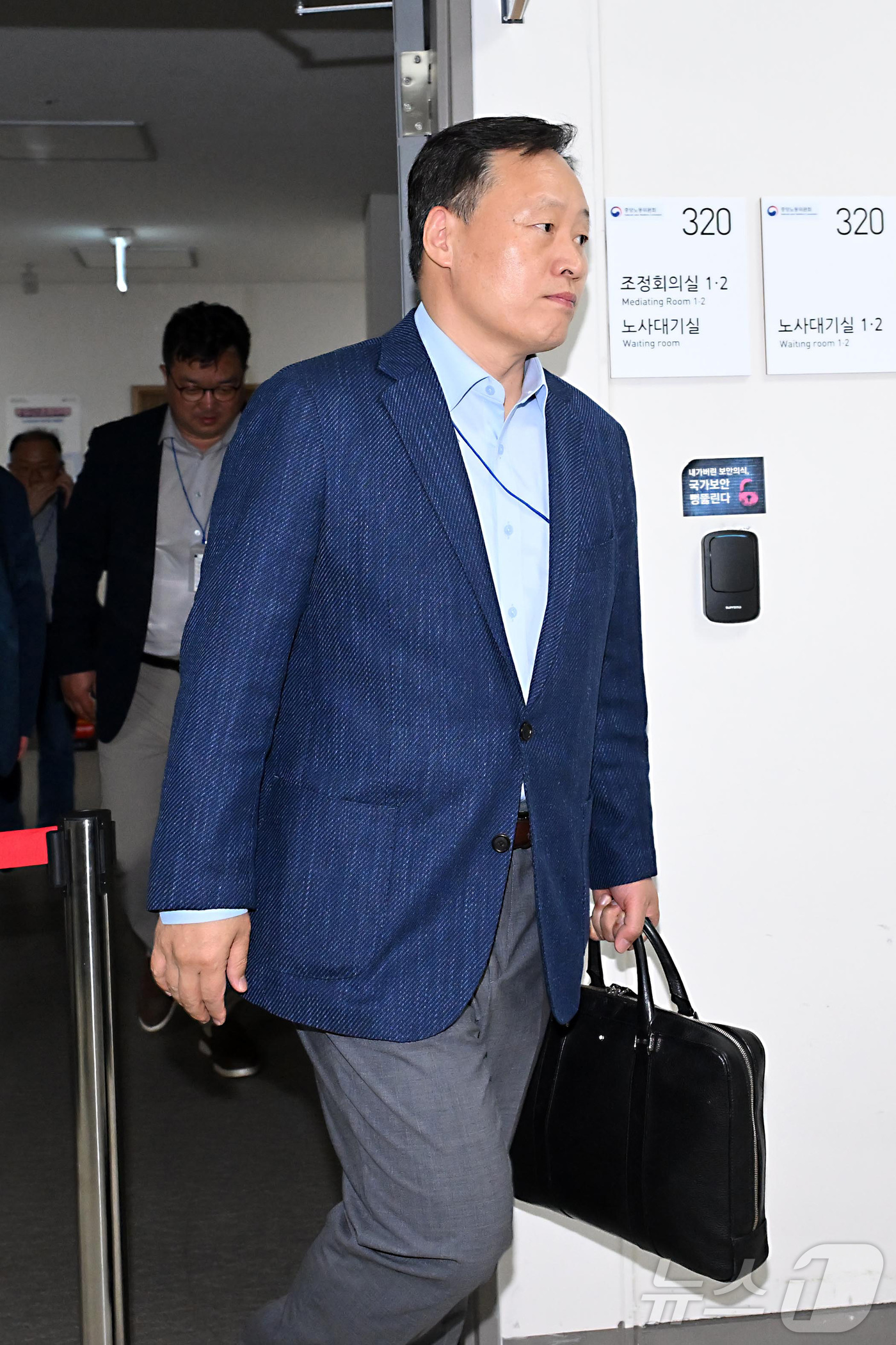 (세종=뉴스1) 김기남 기자 = 삼성전자 사측 대표교섭위원인 여명구 DS피플팀장이 18일 정부세종청사 중앙노동위원회에서 열린 2차 사후조정 첫날 회의를 마치고 나와 취재진의 질문에 …