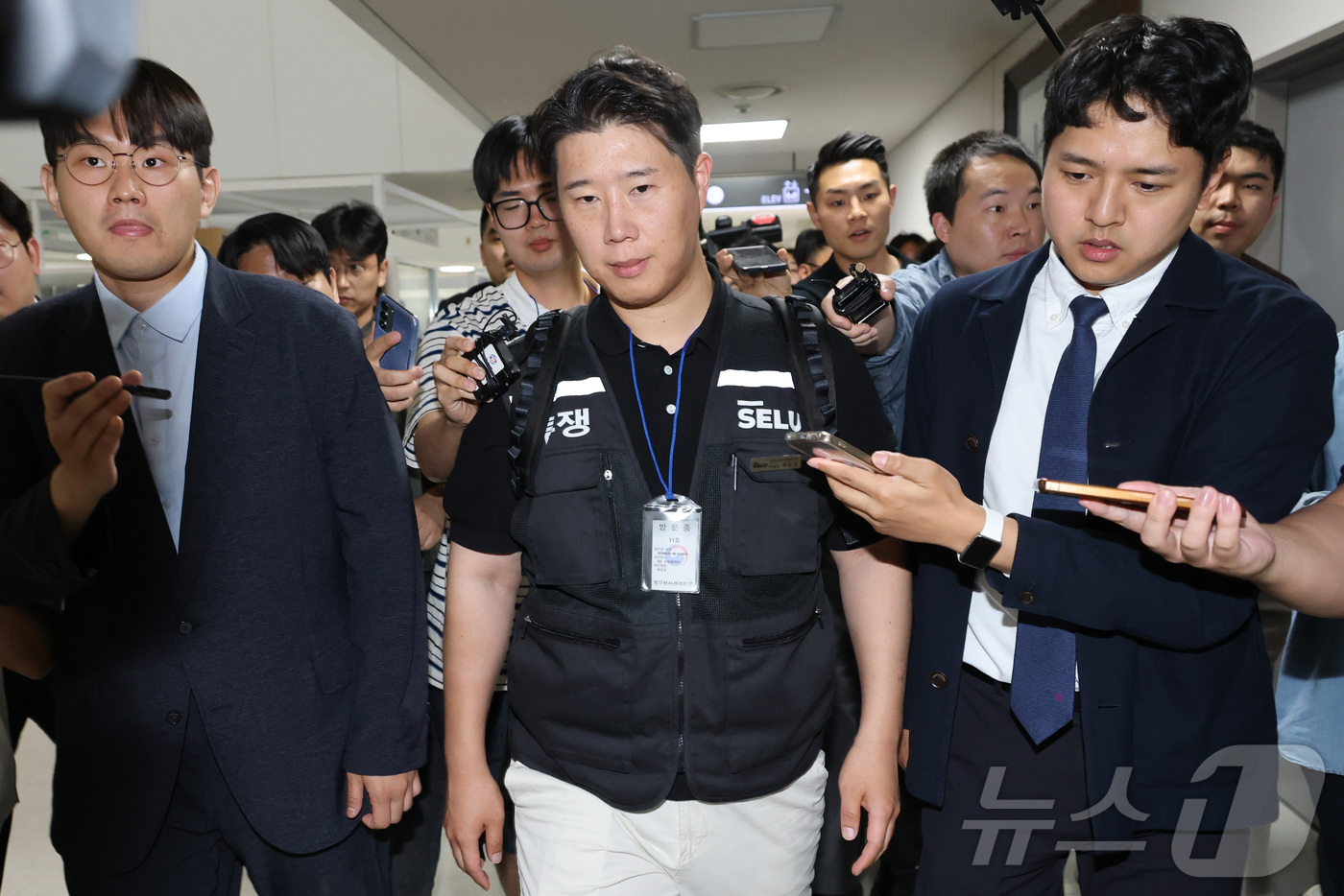 (세종=뉴스1) 김기남 기자 = 최승호 삼성그룹 초기업노동조합 삼성전자지부 위원장이 18일 정부세종청사 중앙노동위원회에서 열린 2차 사후조정 첫날 회의를 마친 뒤 협상장을 떠나고 …