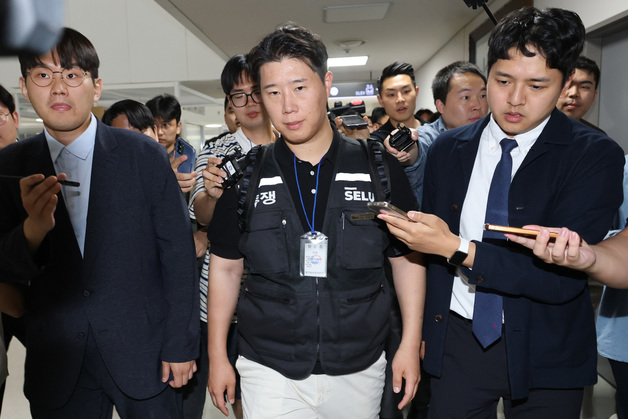2차 사후조정 회의장 떠나는 최승호 위원장