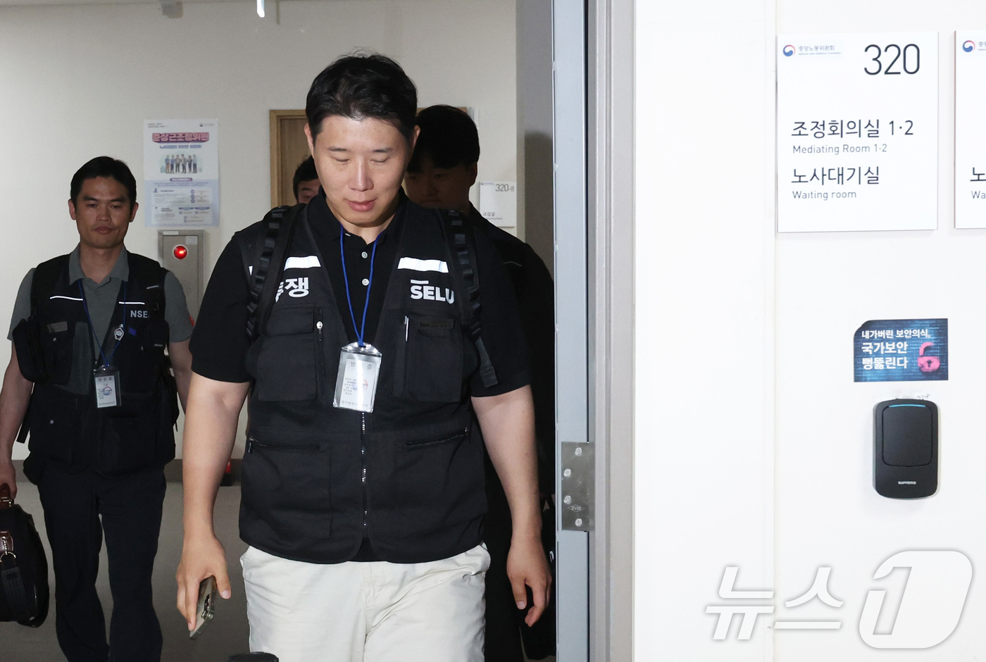 (세종=뉴스1) 김기남 기자 = 최승호 삼성그룹 초기업노동조합 삼성전자지부 위원장이 18일 정부세종청사 중앙노동위원회에서 열린 2차 사후조정 첫날 회의를 마친 뒤 협상장을 떠나고 …