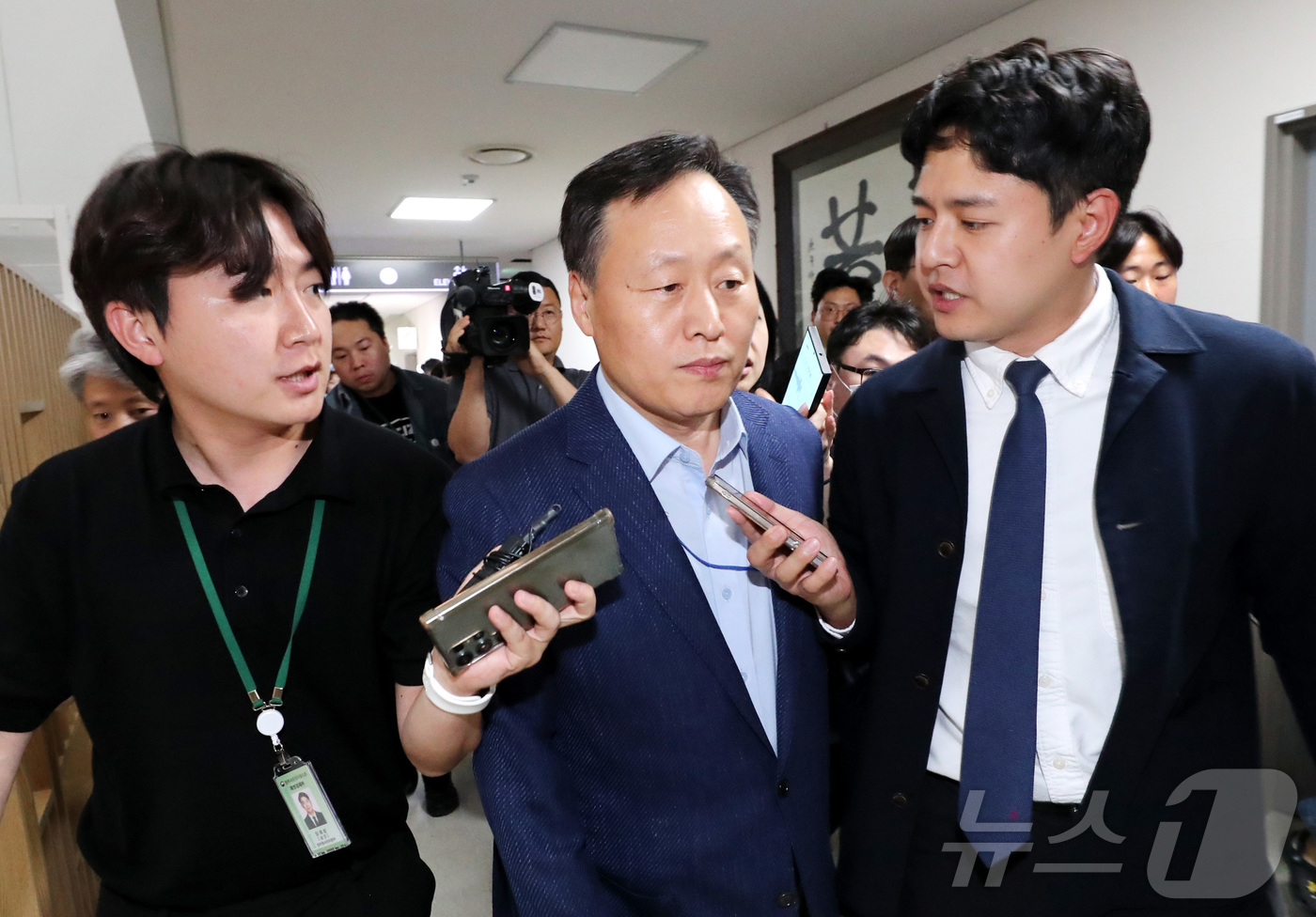 (세종=뉴스1) 김기남 기자 = 삼성전자 사측 대표교섭위원인 여명구 DS피플팀장이 18일 정부세종청사 중앙노동위원회에서 열린 2차 사후조정 첫날 회의를 마친 뒤 협상장을 떠나며 취 …