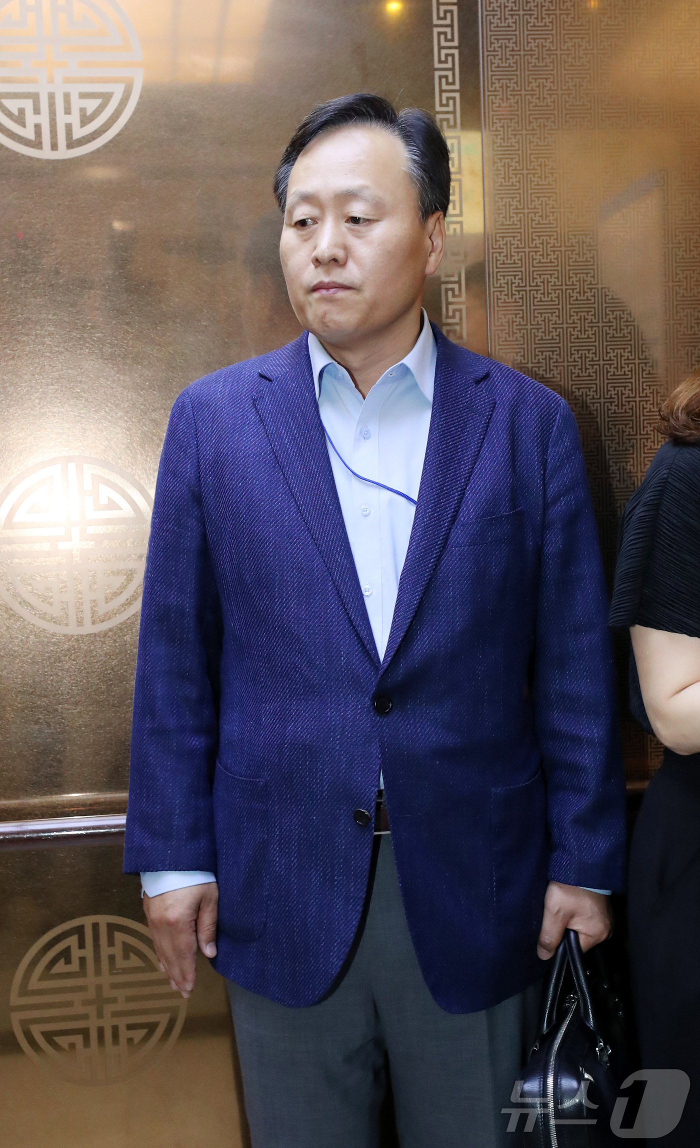 (세종=뉴스1) 김기남 기자 = 삼성전자 사측 대표교섭위원인 여명구 DS피플팀장이 18일 정부세종청사 중앙노동위원회에서 열린 2차 사후조정 첫날 회의를 마친 뒤 협상장을 떠나고 있 …