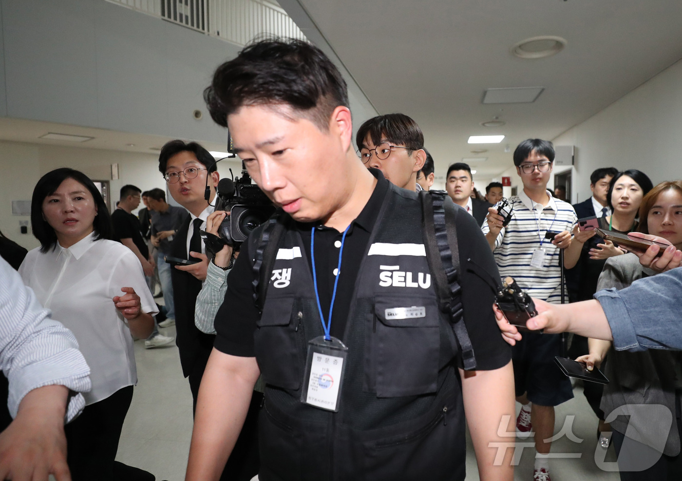 (세종=뉴스1) 김기남 기자 = 최승호 삼성그룹 초기업노동조합 삼성전자지부 위원장이 18일 정부세종청사 중앙노동위원회에서 열린 2차 사후조정 첫날 회의를 마친 뒤 협상장을 떠나고 …