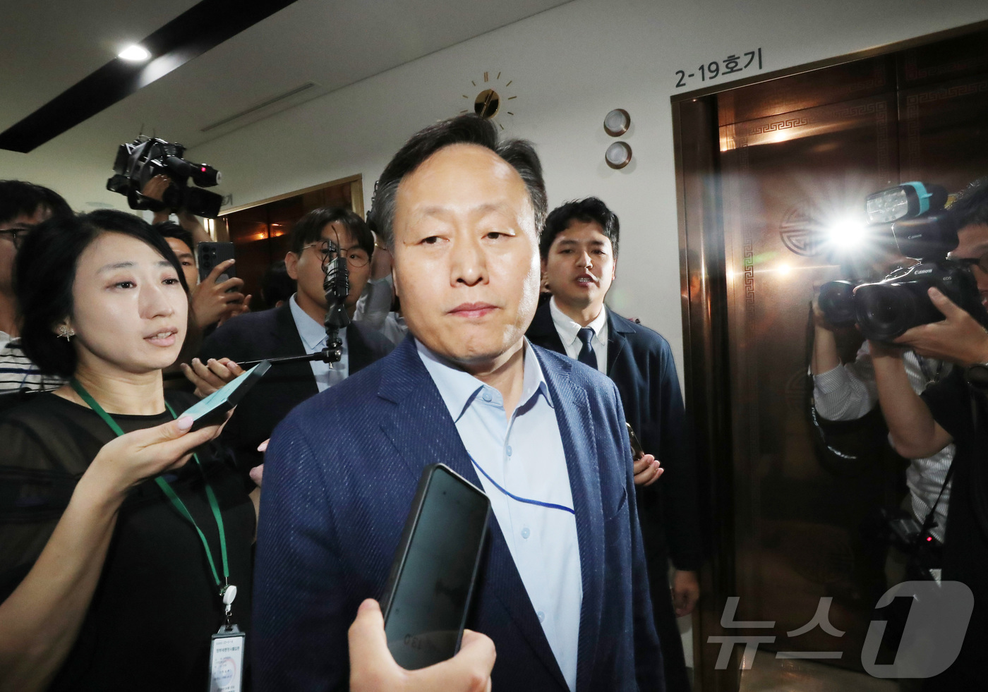 (세종=뉴스1) 김기남 기자 = 삼성전자 사측 대표교섭위원인 여명구 DS피플팀장이 18일 정부세종청사 중앙노동위원회에서 열린 2차 사후조정 첫날 회의를 마친 뒤 협상장을 떠나며 취 …