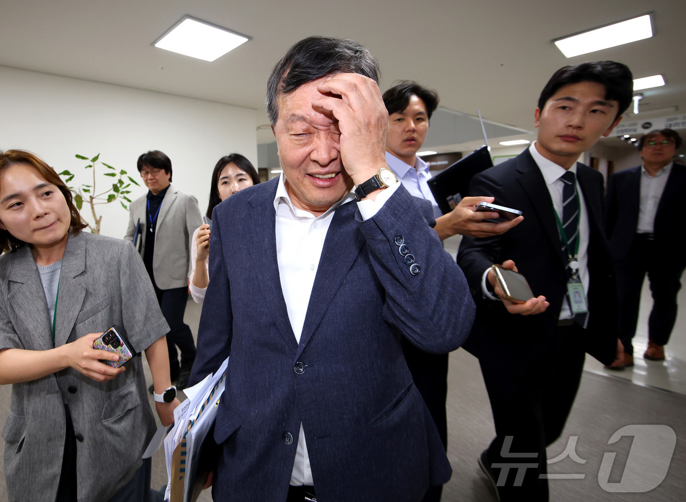 (세종=뉴스1) 김기남 기자 = 박수근 중앙노동위원회 위원장이 18일 세종시 정부세종청사 중앙노동위원회에서 열린 2차 사후조정 첫날 회의를 마친 뒤 협상장을 떠나고 있다. 2026 …