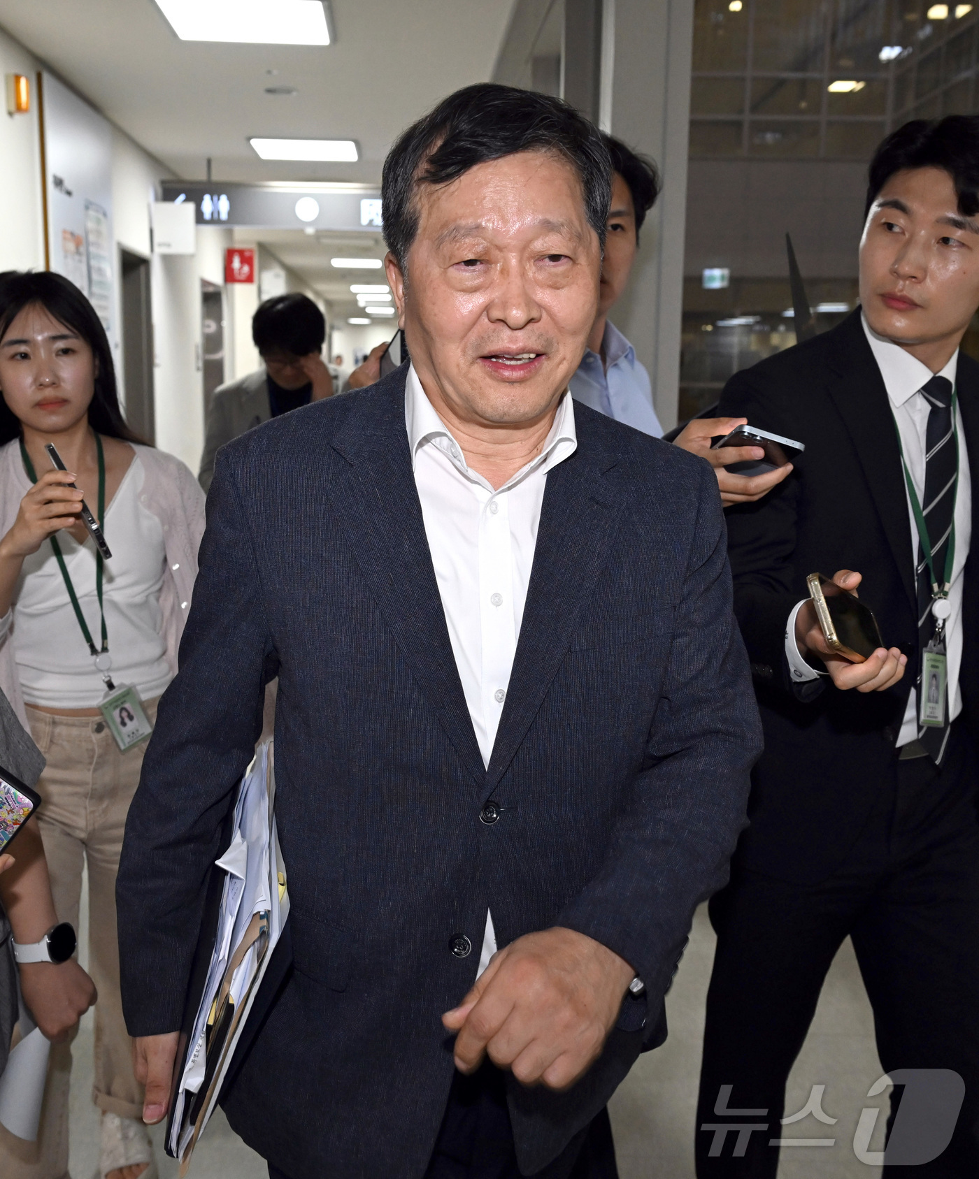(세종=뉴스1) 김기남 기자 = 박수근 중앙노동위원회 위원장이 18일 세종시 정부세종청사 중앙노동위원회에서 열린 2차 사후조정 첫날 회의를 마친 뒤 협상장을 떠나고 있다. 2026 …