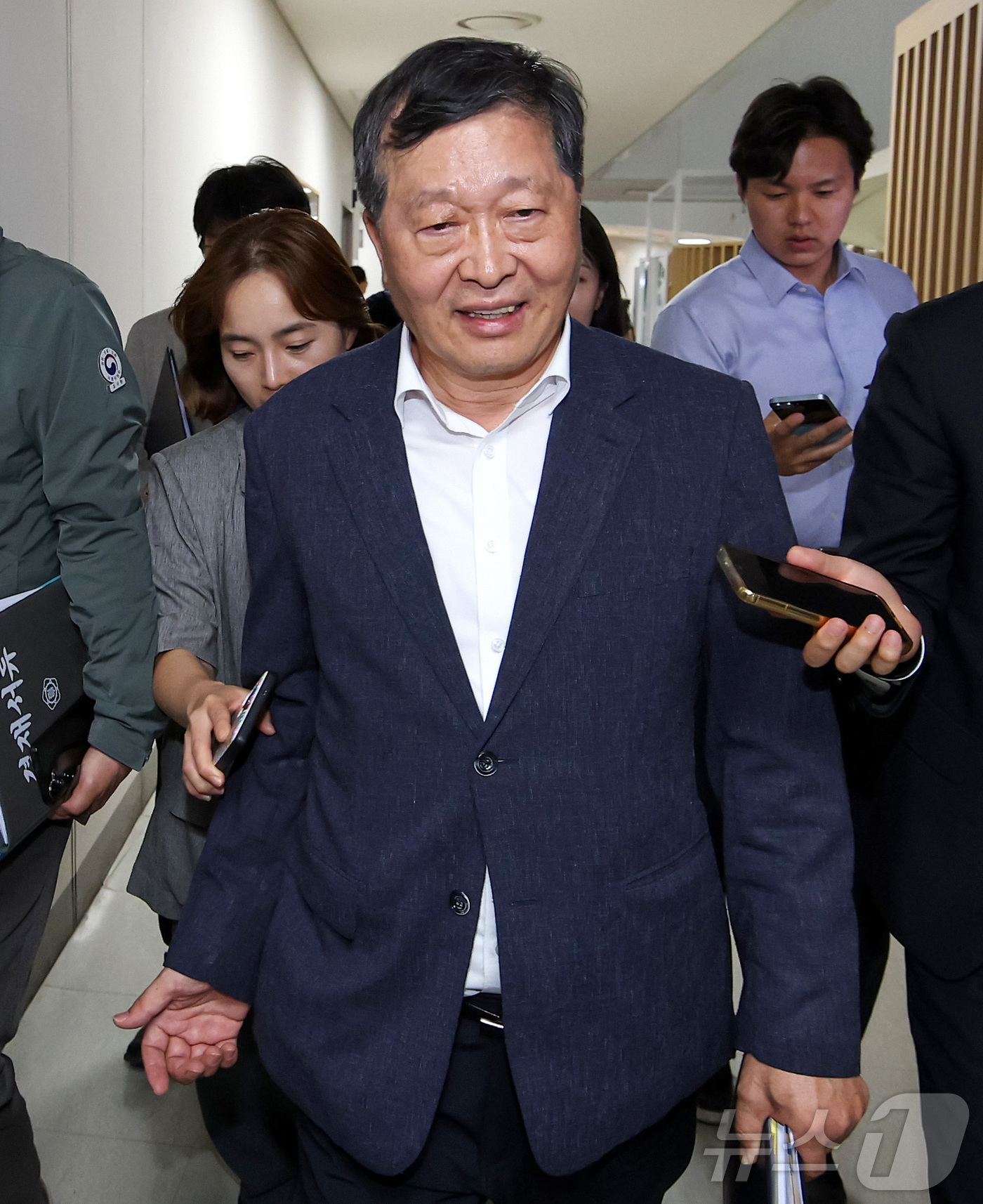 (세종=뉴스1) 김기남 기자 = 박수근 중앙노동위원회 위원장이 18일 세종시 정부세종청사 중앙노동위원회에서 열린 2차 사후조정 첫날 회의를 마친 뒤 협상장을 떠나고 있다. 2026 …