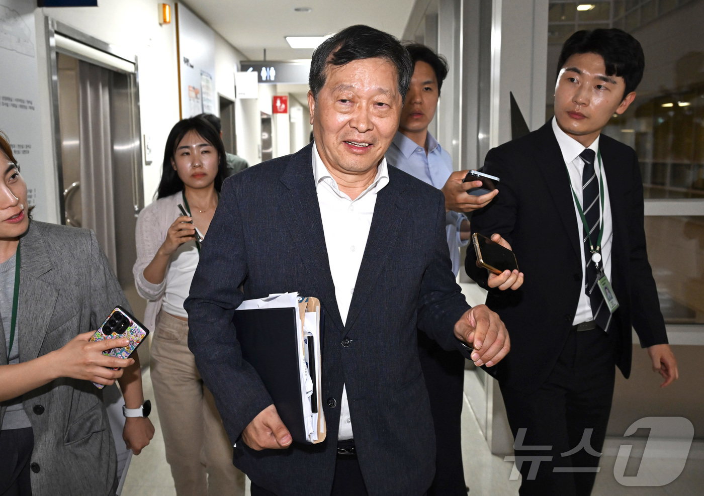 (세종=뉴스1) 김기남 기자 = 박수근 중앙노동위원회 위원장이 18일 세종시 정부세종청사 중앙노동위원회에서 열린 2차 사후조정 첫날 회의를 마친 뒤 협상장을 떠나고 있다. 2026 …
