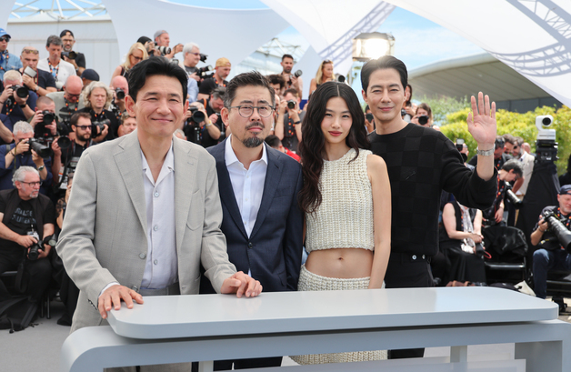 '호프' 나홍진 감독 "난이도 높은 액션 하도록 조인성 잘 속였다" [칸 현장]