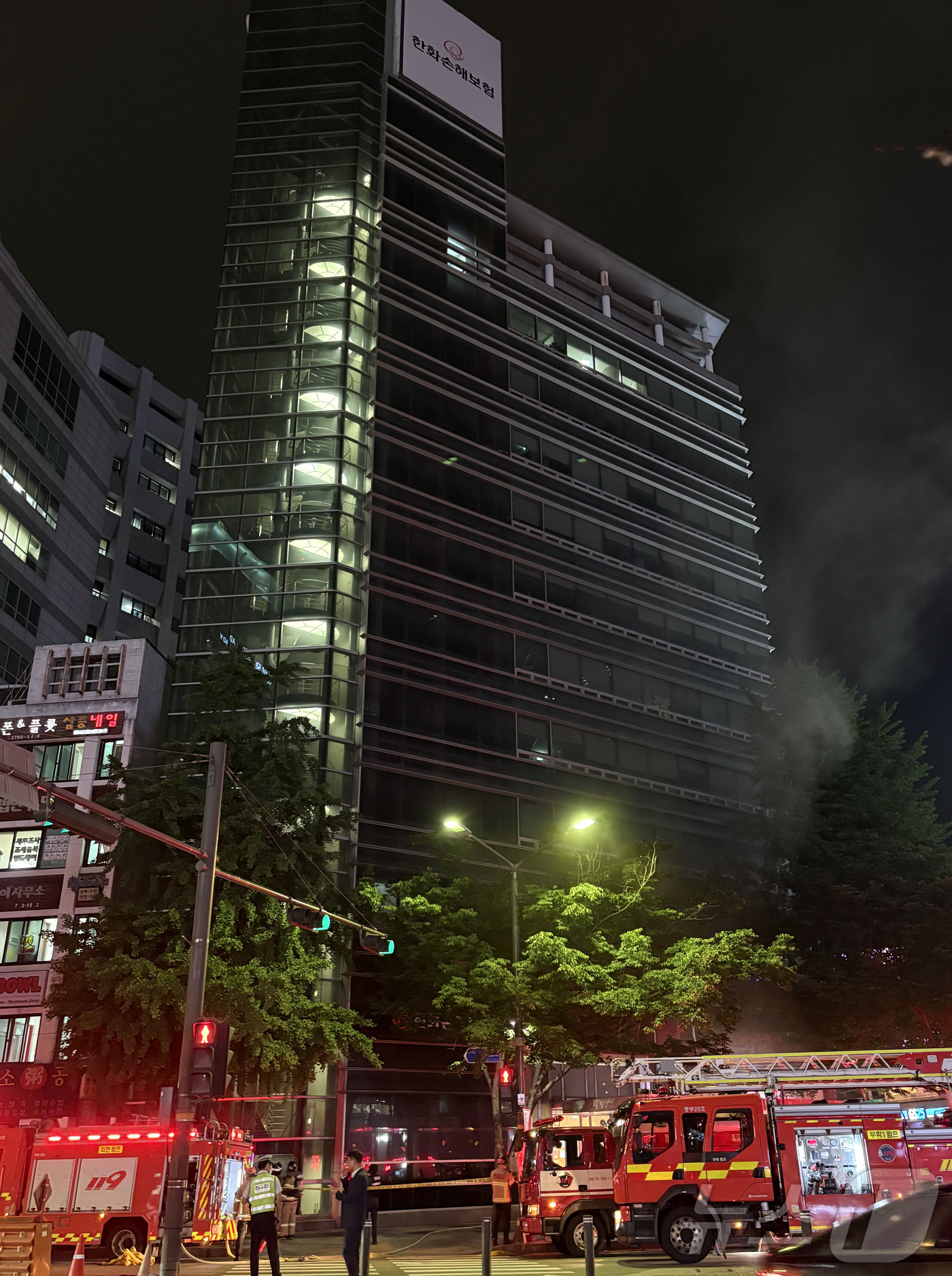(서울=뉴스1) 임지훈 인턴기자 = 18일 오후 8시 38분쯤 시청역 12번 출구 인근 건물 2층에서 불이나 소방 당국이 진화 작업을 하고 있다.소방 당국에 따르면 이날 화재로 인 …