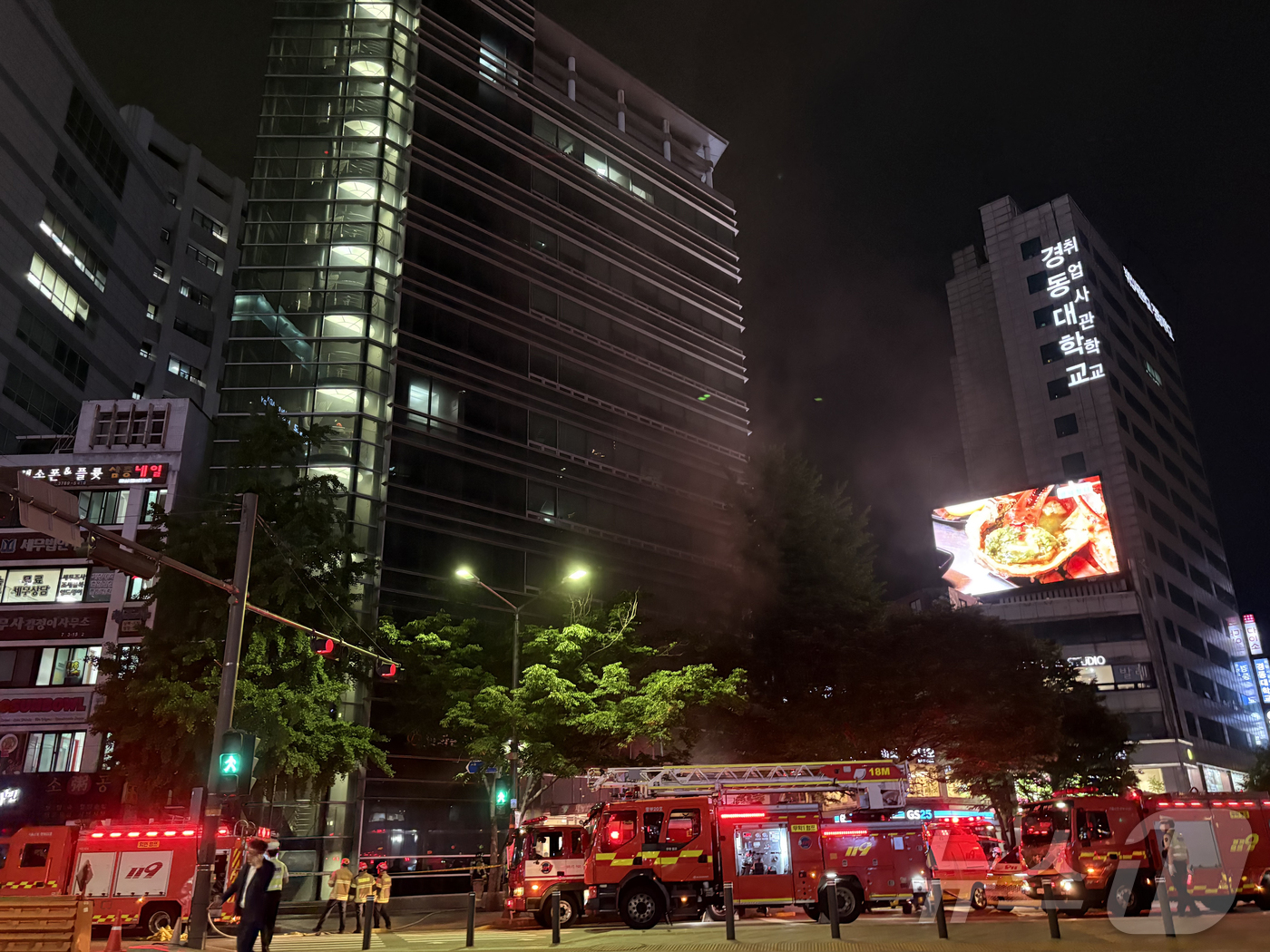 (서울=뉴스1) 임지훈 인턴기자 = 18일 오후 8시 38분쯤 시청역 12번 출구 인근 건물 2층에서 불이나 소방 당국이 진화 작업을 하고 있다.소방 당국에 따르면 이날 화재로 인 …