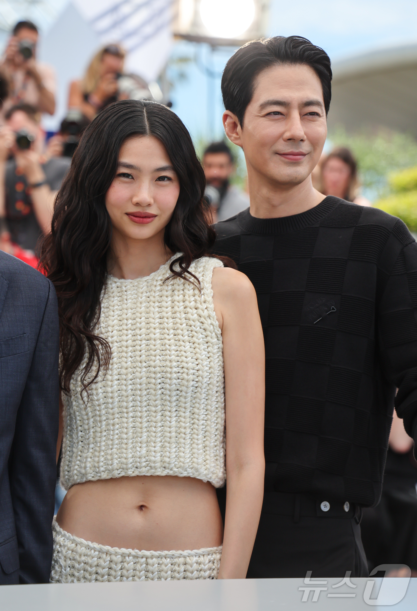 (칸=뉴스1) 이준성 특파원 = 제79회 칸 국제영화제가 열리고 있는 18일 현지시간 프랑스 남부 소도시 칸 팔레 데 페스티발에서 열린 경쟁부문 진출작 ‘호프’ 포토콜에서 배우 정 …