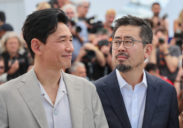 '황 배우, 포즈 잘 잡네'…칸 포토콜서 포즈 취하는 황정민·나홍진