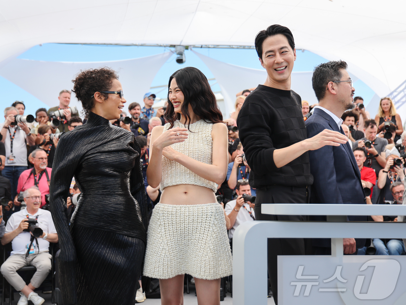 (칸=뉴스1) 이준성 특파원 = 제79회 칸 국제영화제가 열리고 있는 18일 현지시간 프랑스 남부 소도시 칸 팔레 데 페스티발에서 열린 경쟁부문 진출작 ‘호프’ 포토콜에서 배우 테 …
