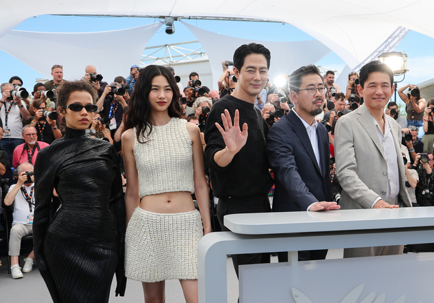 칸 포토콜 참석한 '호프'주역들...손 인사하는 조인성