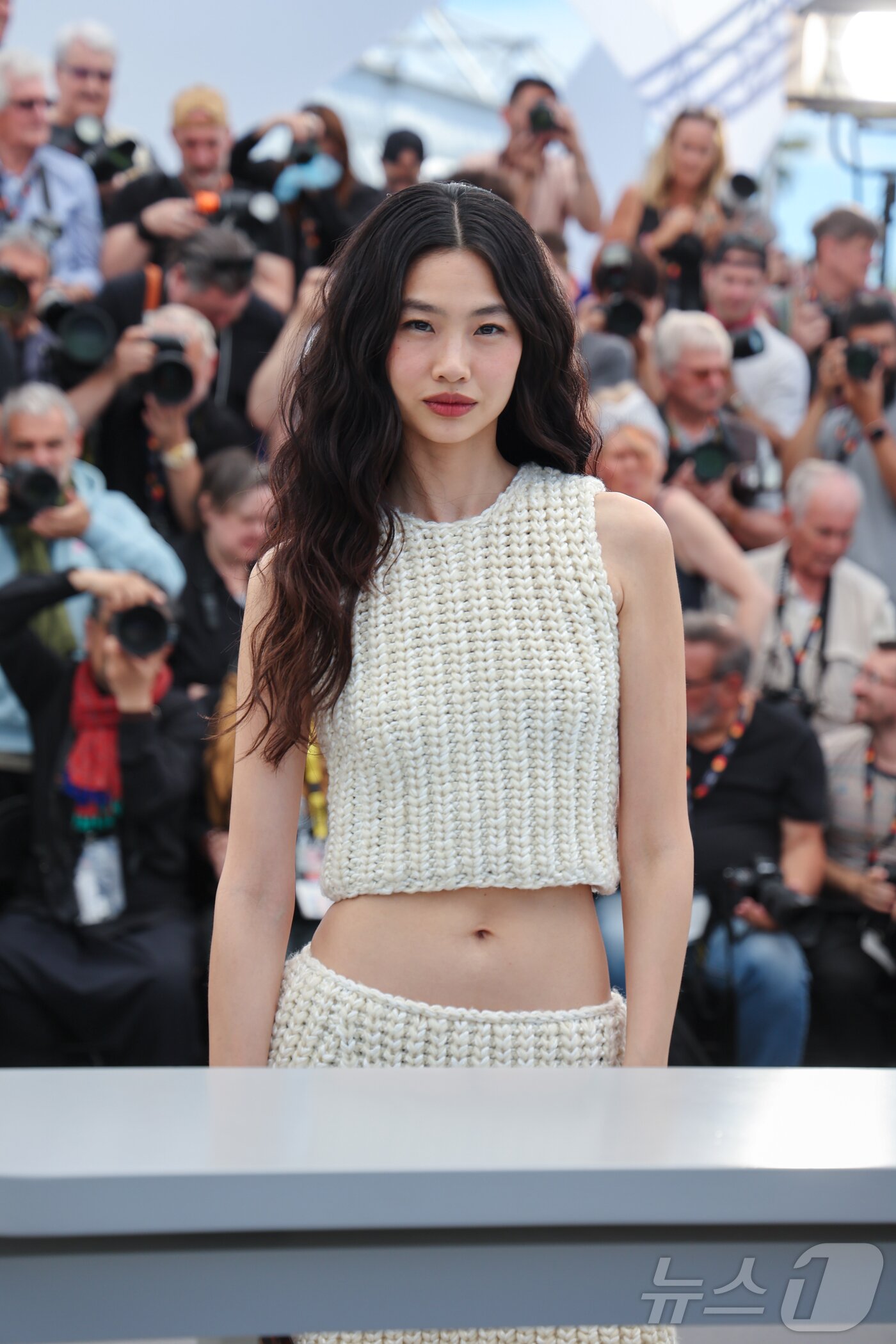 칸 포토콜서 포즈 취하는 '호프' 정호연