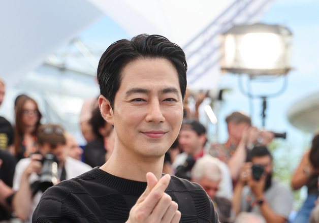 '호프' 조인성, 칸에서 여유로운 손하트