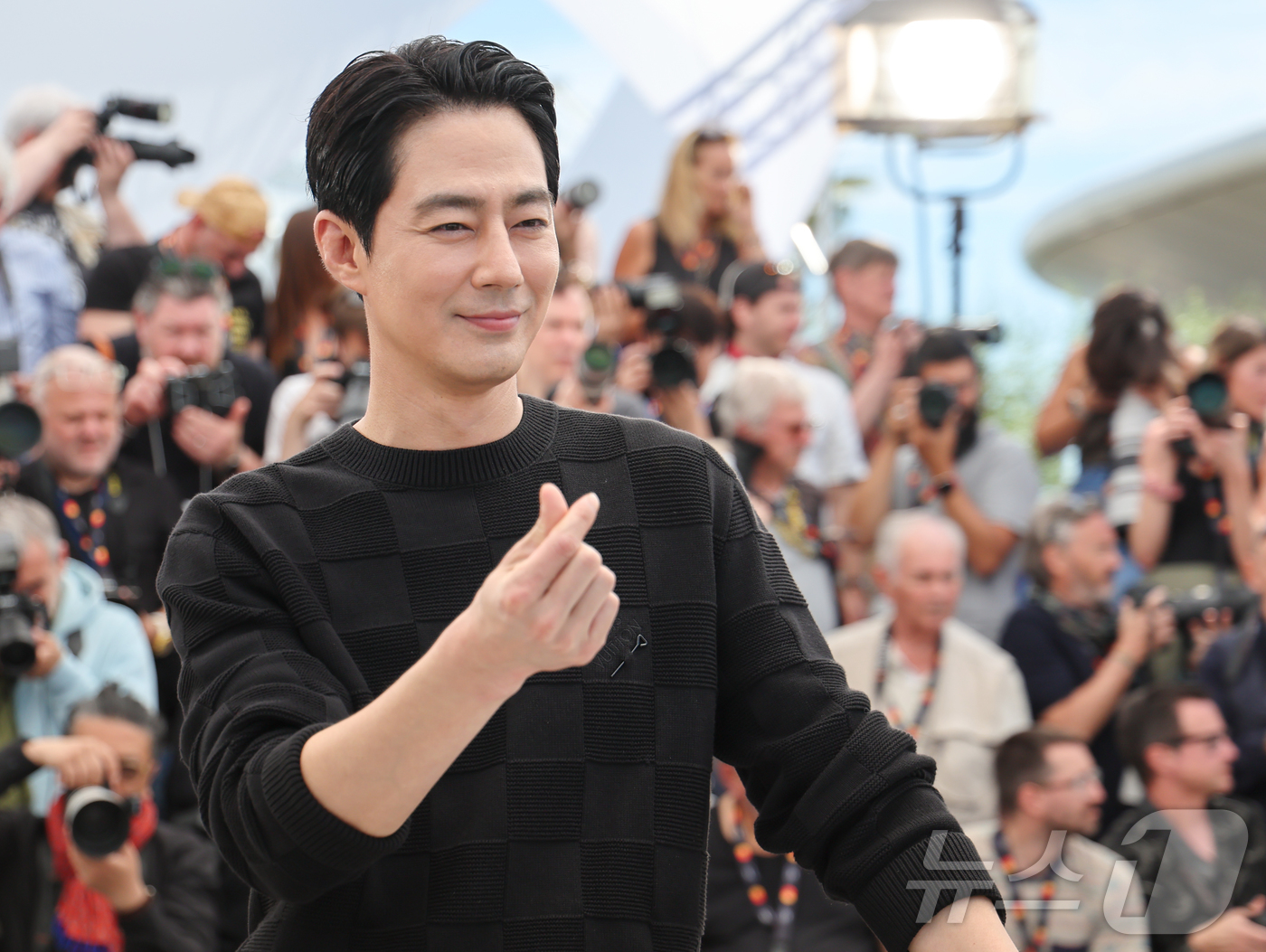 (칸=뉴스1) 이준성 특파원 = 제79회 칸 국제영화제가 열리고 있는 18일(현지시간) 프랑스 남부 소도시 칸 팔레 데 페스티발에서 열린 경쟁부문 진출작 ‘호프’ 포토콜에서 배우 …
