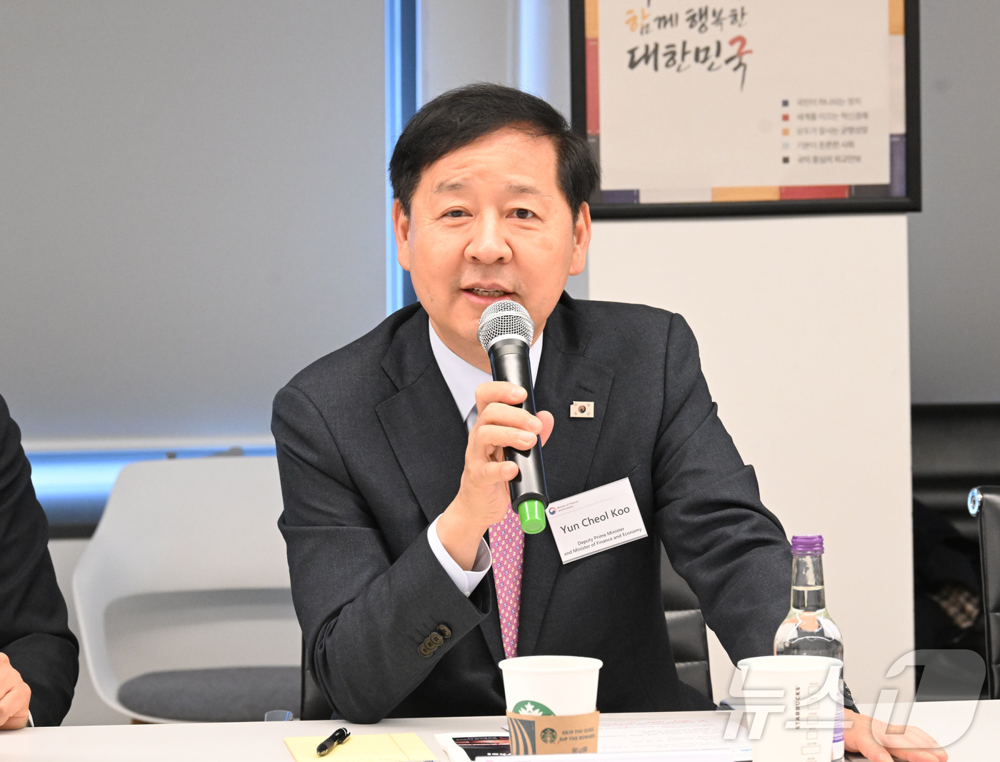 (서울=뉴스1) = 구윤철 부총리 겸 재정경제부 장관이 18일(현지시간) 영국 런던 주영국 대한민국 대사관에서 열린 런던 한국경제 투자설명회(IR)에서 주요 투자자들에게 한국 경제 …