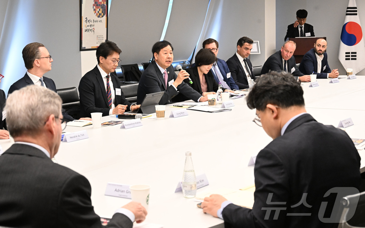 (서울=뉴스1) = 구윤철 부총리 겸 재정경제부 장관이 18일(현지시간) 영국 런던 주영국 대한민국 대사관에서 열린 런던 한국경제 투자설명회(IR)에서 주요 투자자들에게 한국 경제 …