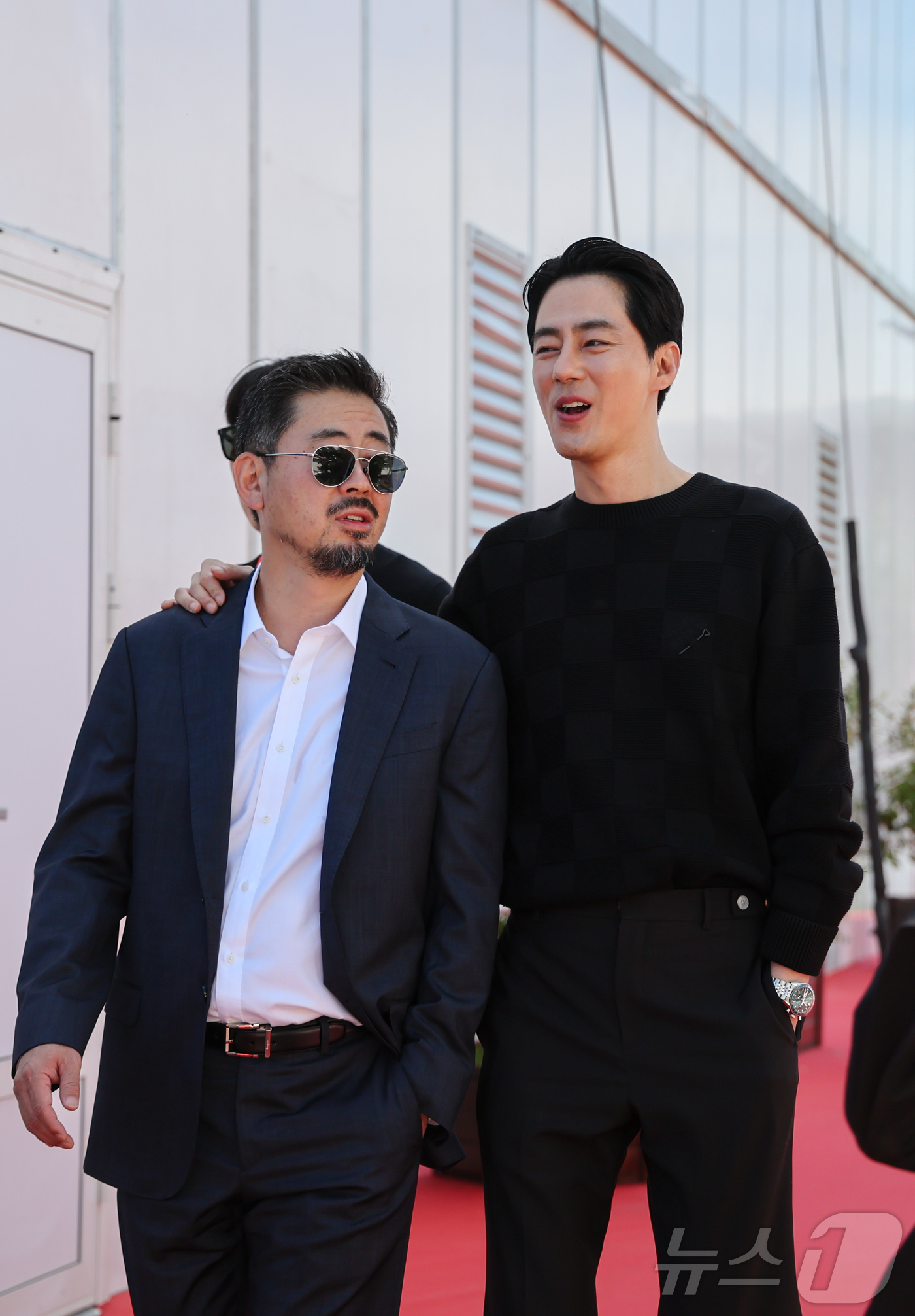 (칸=뉴스1) 이준성 특파원 = 제79회 칸 국제영화제가 열리고 있는 18일(현지시간) 프랑스 남부 소도시 칸 팔레 데 페스티발에서 열린 경쟁부문 진출작 ‘호프’ 포토콜을 마친 나 …