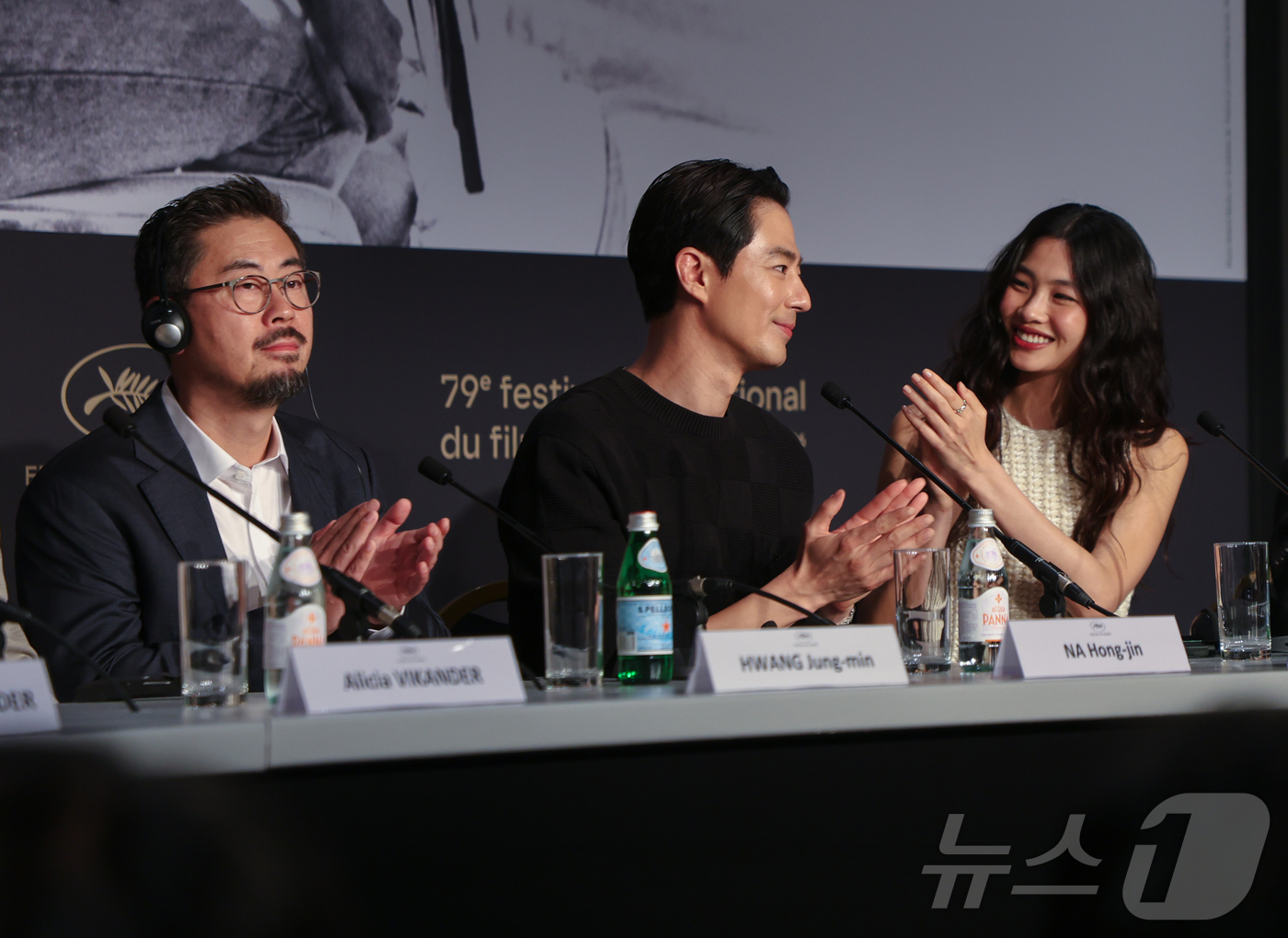 (칸=뉴스1) 이준성 특파원 = 제79회 칸 국제영화제가 열리고 있는 18일(현지시간) 프랑스 남부 소도시 칸 팔레 데 페스티발에서 열린 경쟁부문 진출작 ‘호프’ 공식 기자회견에서 …