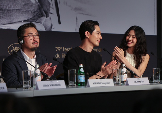 "나머지는 누군지 모르겠지만"…'호프', 기자회견 무례한 질문 눈살 [칸 현장]