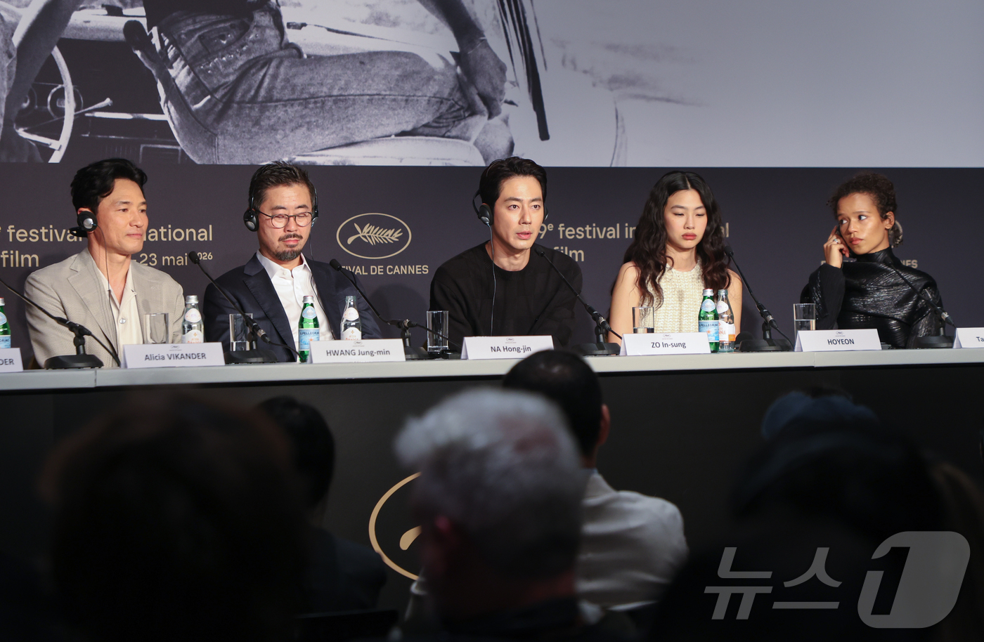 (칸=뉴스1) 이준성 특파원 = 제79회 칸 국제영화제가 열리고 있는 18일(현지시간) 프랑스 남부 소도시 칸 팔레 데 페스티발에서 열린 경쟁부문 진출작 ‘호프’ 공식 기자회견에서 …