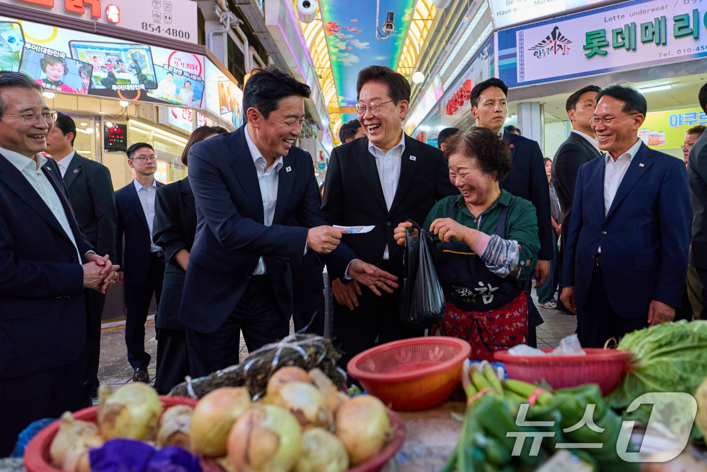 (서울=뉴스1) 이재명 기자 = 이재명 대통령과 강훈식 비서실장이 18일 경북 안동구시장에서 상품을 구입하고 있다. (청와대 제공. 재판매 및 DB 금지) 2026.5.18/뉴스1 …