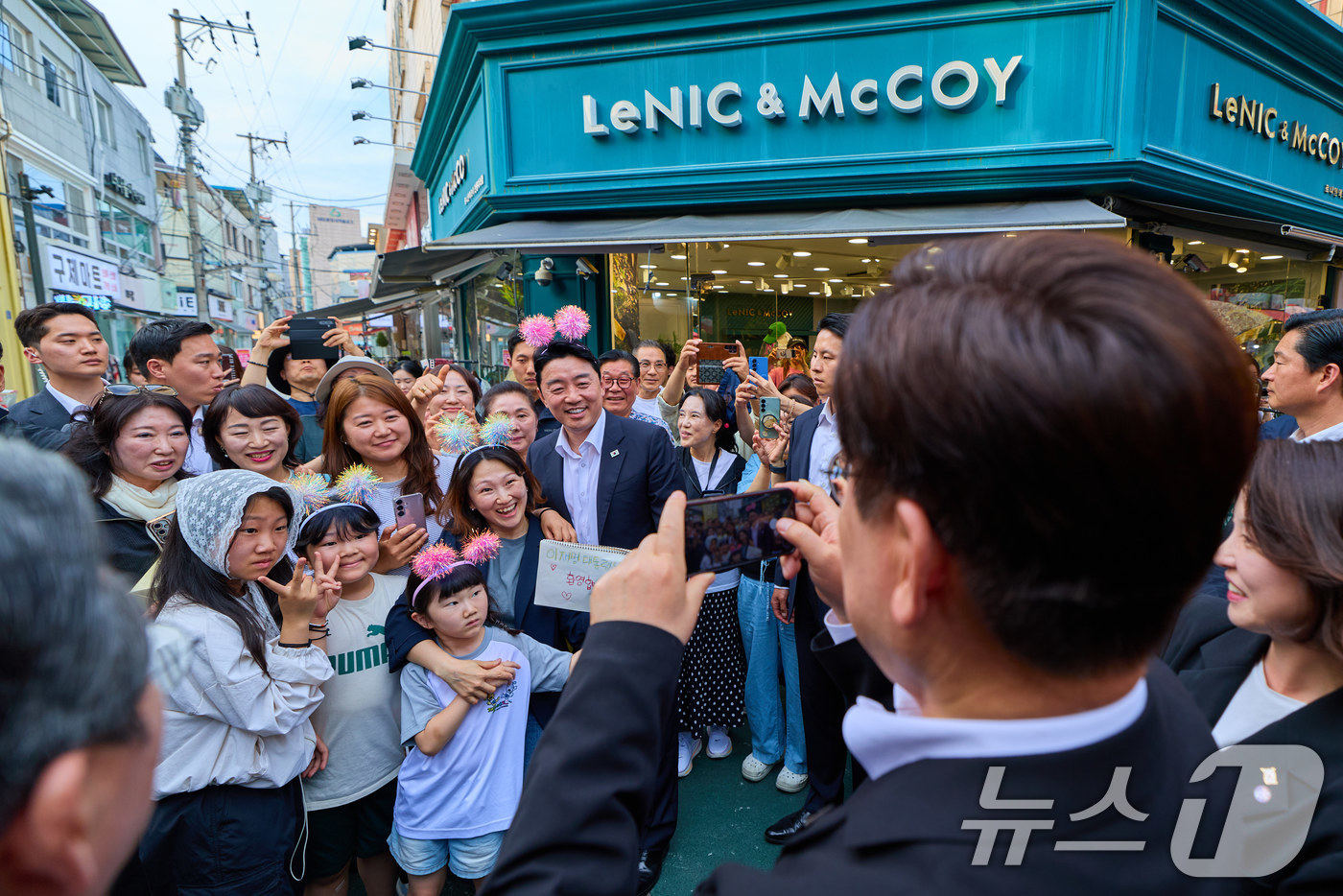 (서울=뉴스1) 이재명 기자 = 이재명 대통령이 18일 경북 안동구시장에서 강훈식 비서실장과 시민들을 촬영하고 있다. (청와대 제공. 재판매 및 DB 금지) 2026.5.18/뉴스 …
