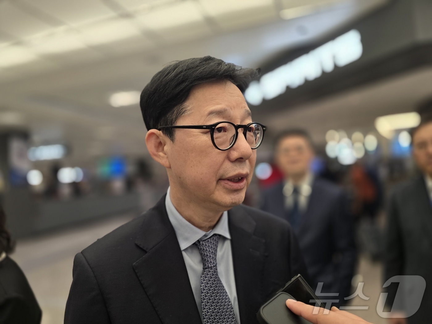 (워싱턴=뉴스1) 류정민 특파원 = 박윤주 외교부 1차관이 18일(현지시간) 미국 워싱턴DC 인근 덜레스 국제공항을 통해 입국하면서 기자들의 질문에 답하고 있다.