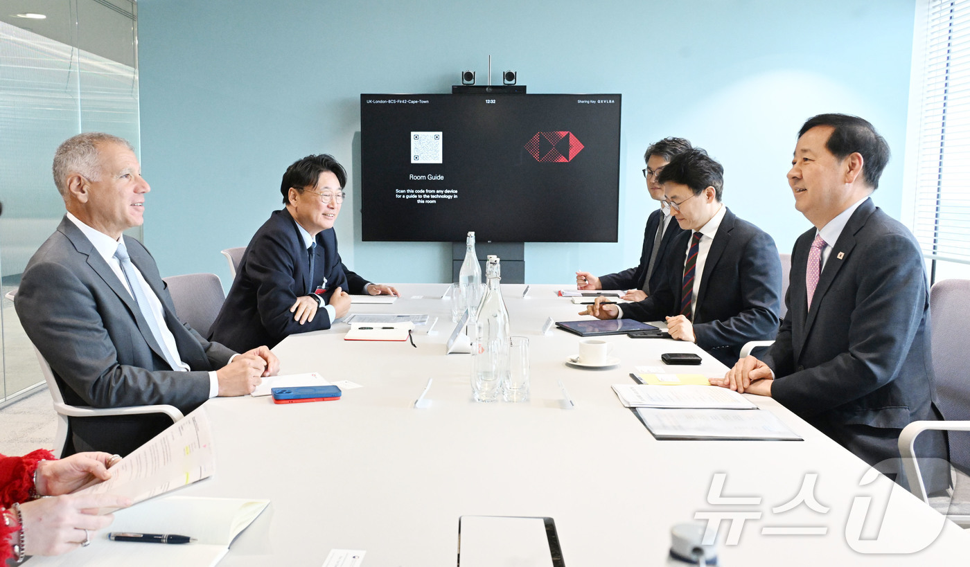 (서울=뉴스1) = 한국경제 투자설명회(IR) 참석차 영국 런던을 방문 중인 구윤철 부총리 겸 재정경제부 장관이 18일(현지시간) 홍콩 상하이은행그룹(HSBC) 런던 본사에서 조지 …