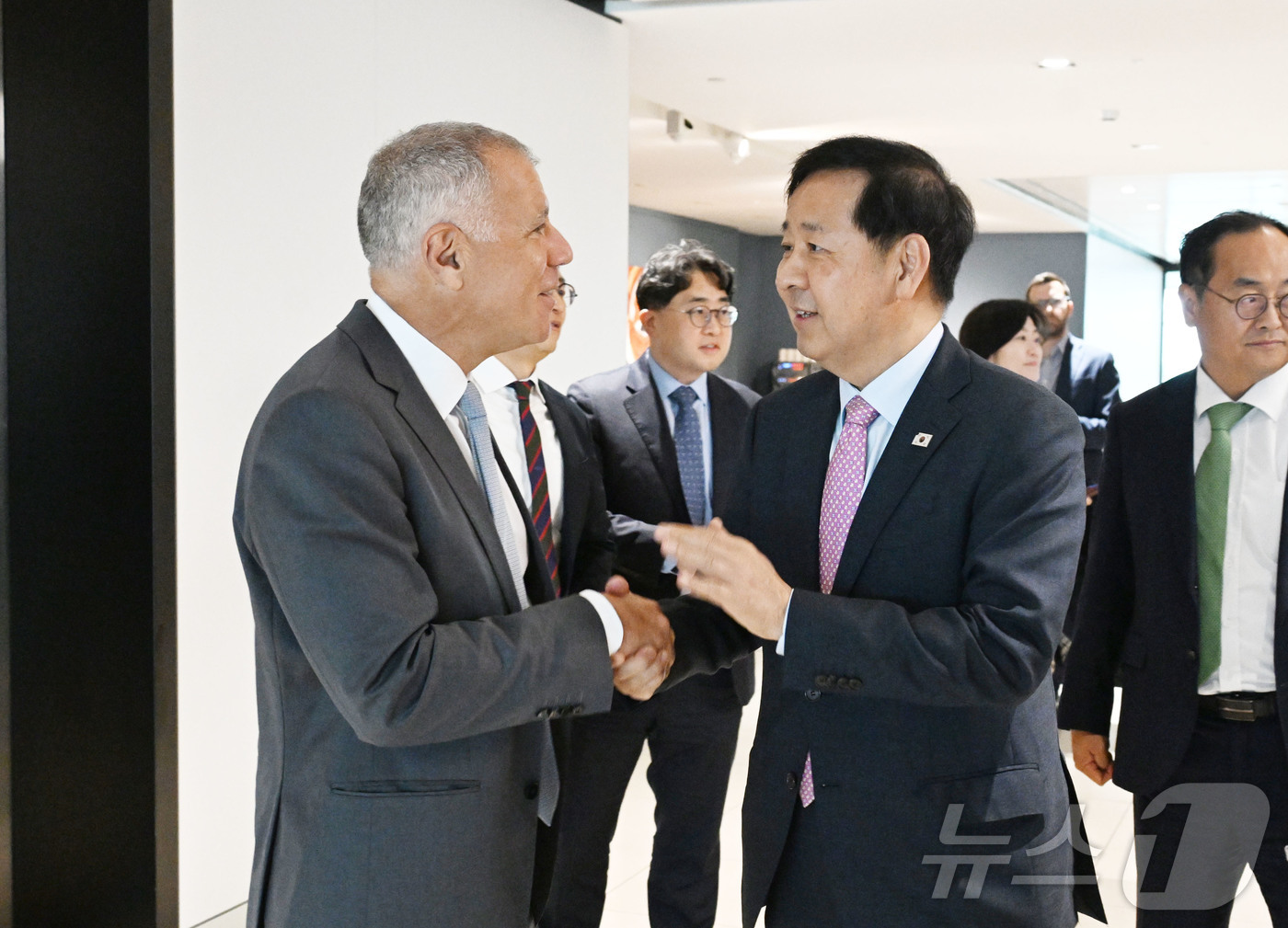 (서울=뉴스1) = 한국경제 투자설명회(IR) 참석차 영국 런던을 방문 중인 구윤철 부총리 겸 재정경제부 장관이 18일(현지시간) 홍콩 상하이은행그룹(HSBC) 런던 본사에서 조지 …