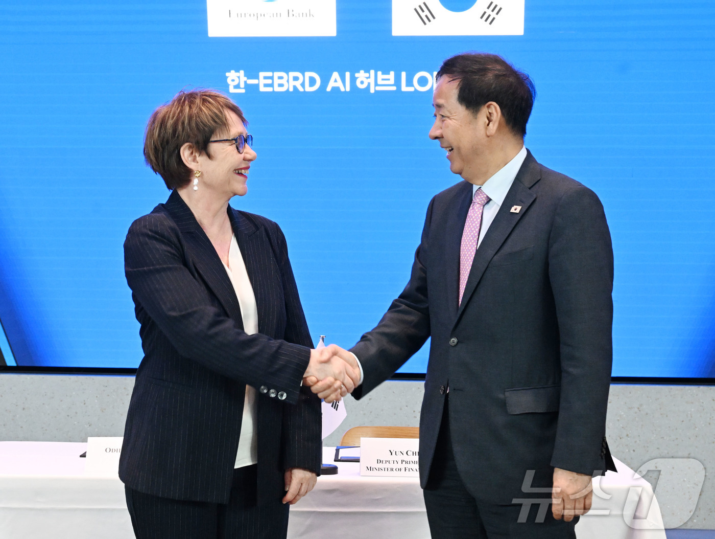 (서울=뉴스1) = 한국경제 투자설명회(IR) 참석차 영국 런던을 방문 중인 구윤철 부총리 겸 재정경제부 장관이 18일(현지시간) 삼성 KX에서 오딜 르노-바소 유럽부흥은행(EBR …