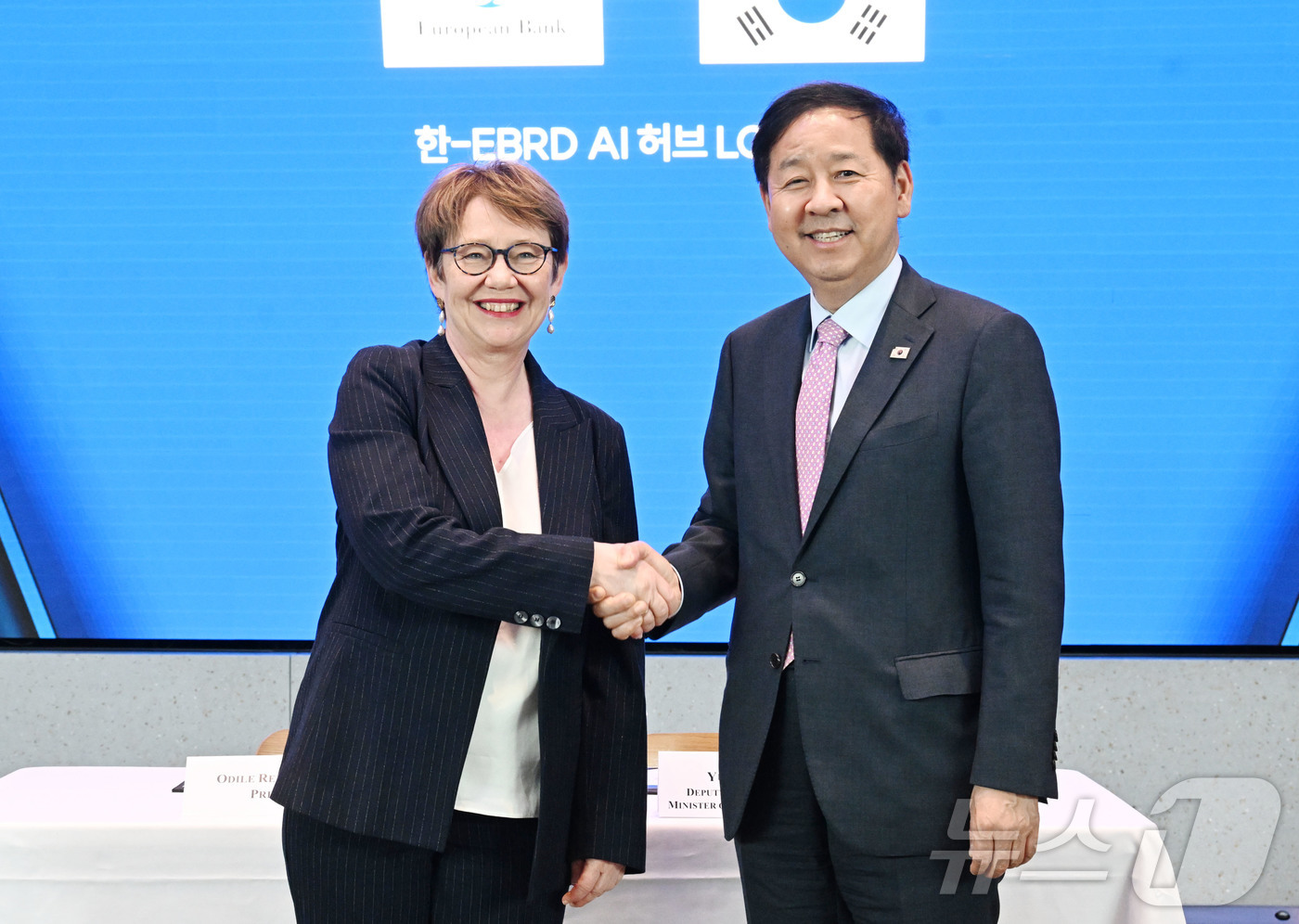 (서울=뉴스1) = 한국경제 투자설명회(IR) 참석차 영국 런던을 방문 중인 구윤철 부총리 겸 재정경제부 장관이 18일(현지시간) 삼성 KX에서 오딜 르노-바소 유럽부흥은행(EBR …